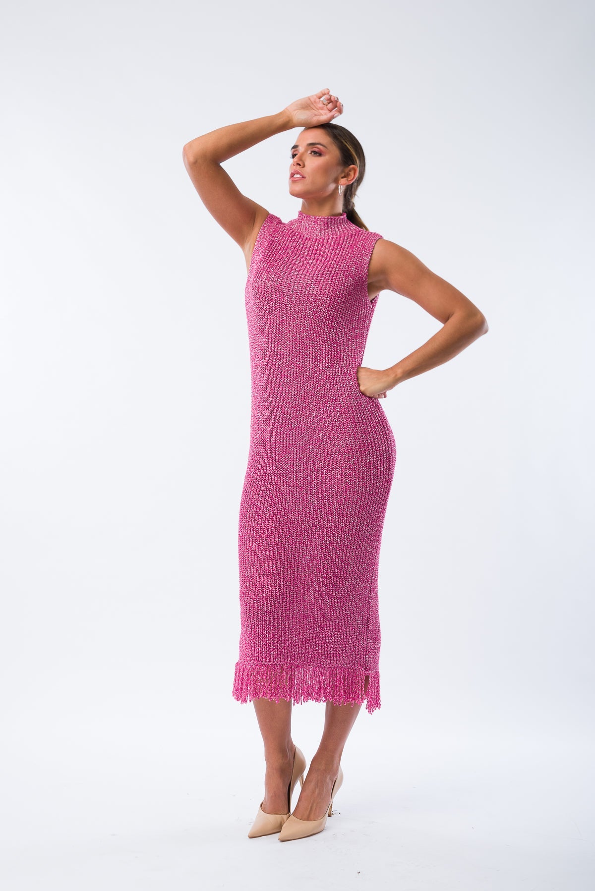 Vestido Delle Fucsia en pose frontal mostrando su corte elegante