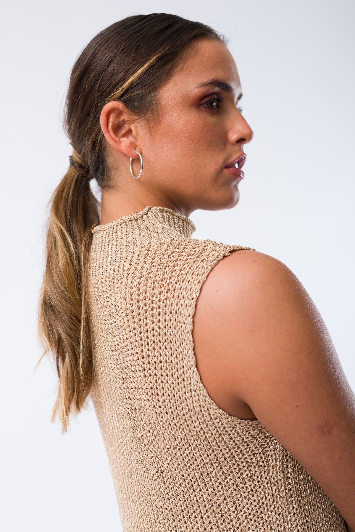 Vestido Delle Oro combinado con accesorios para look elegante