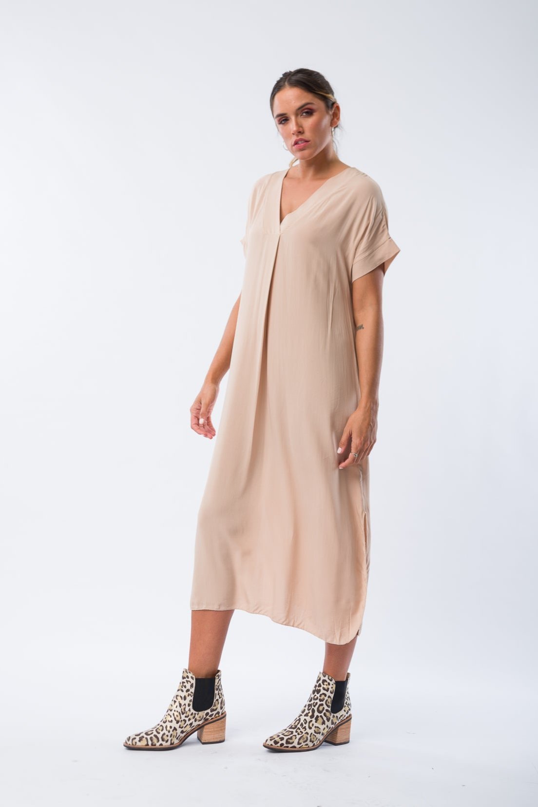 Vestido Julia Beige combinado con accesorios elegantes