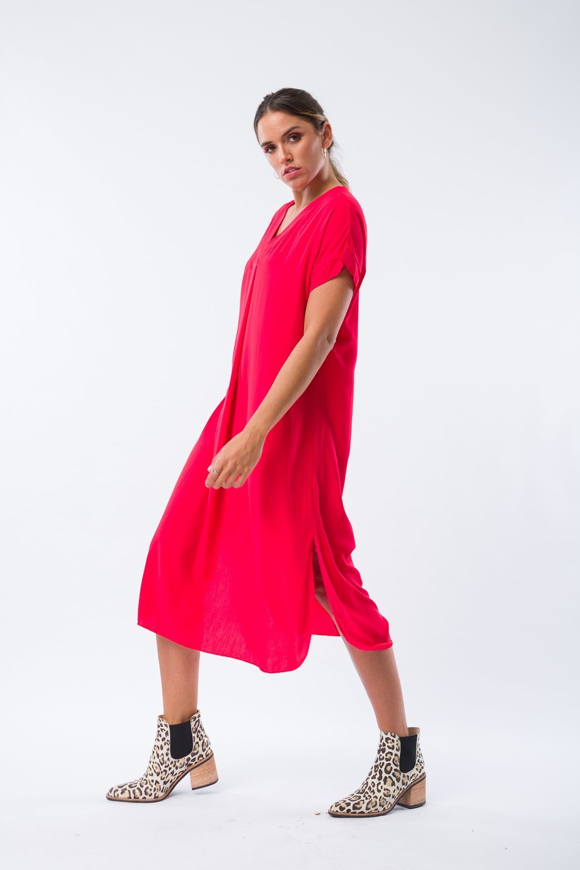 Detalle del material suave y corte favorecedor del Vestido Julia Rojo