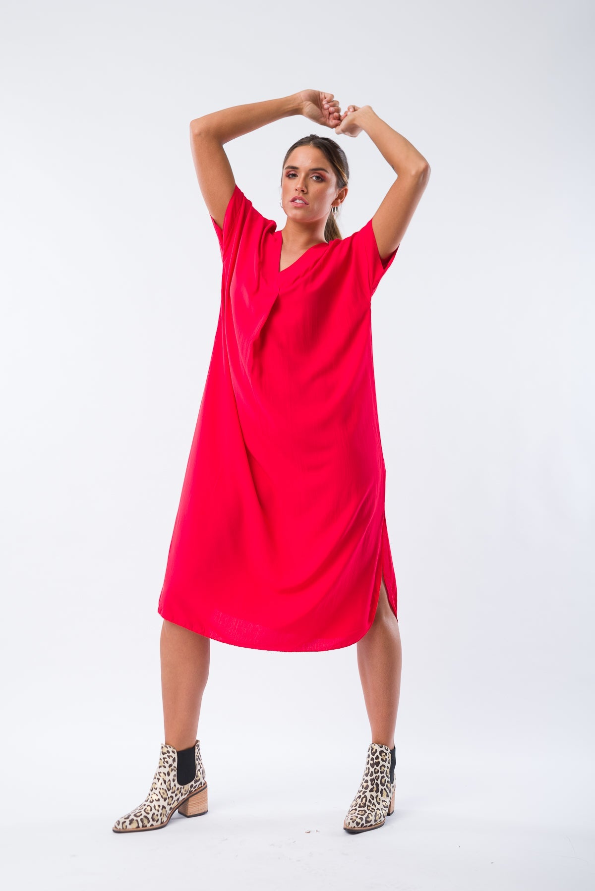 Vestido Julia Rojo - Vista frontal con diseño clásico y elegante