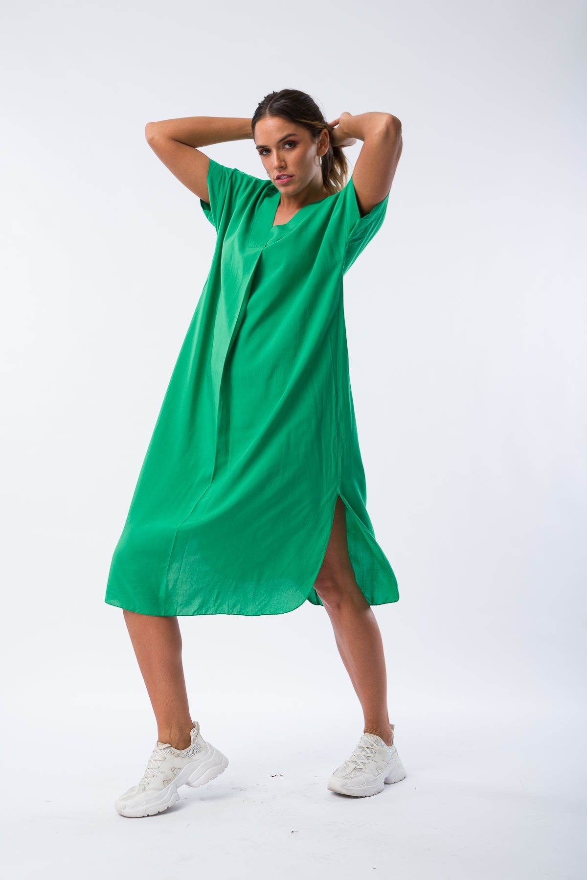 Conjunto elegante con vestido verde para evento casual