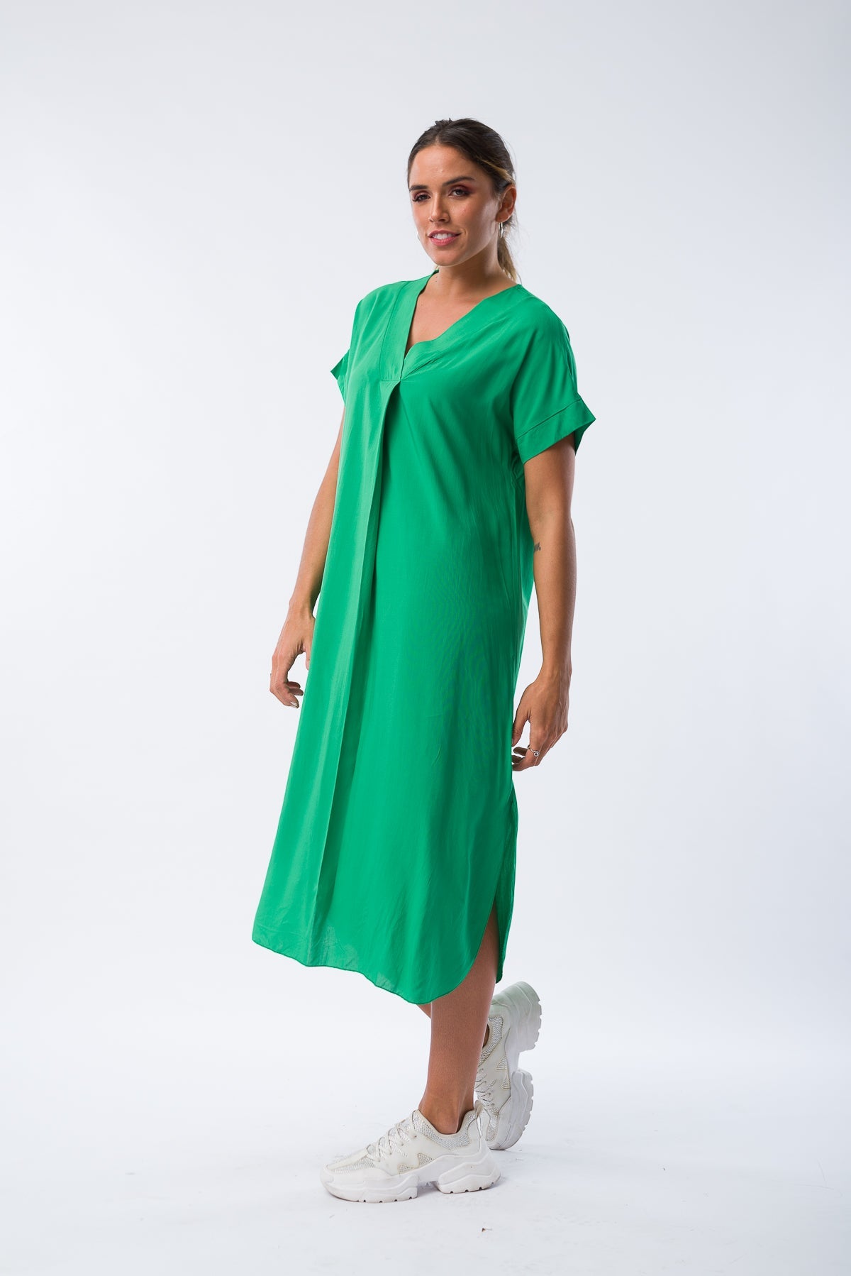 Detalle de la tela suave del vestido verde