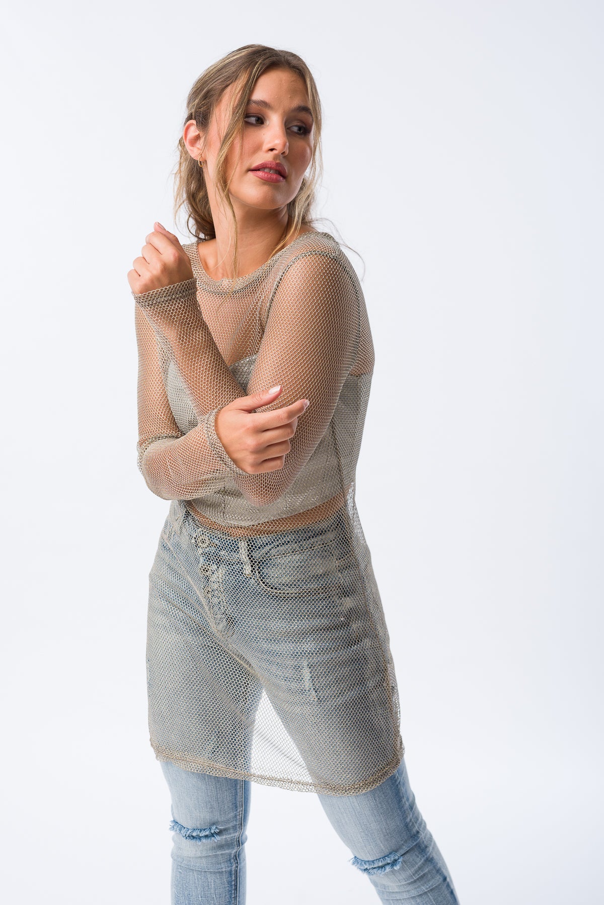 Detalle del tejido suave y mangas del Vestido Oure C/Manga Plata