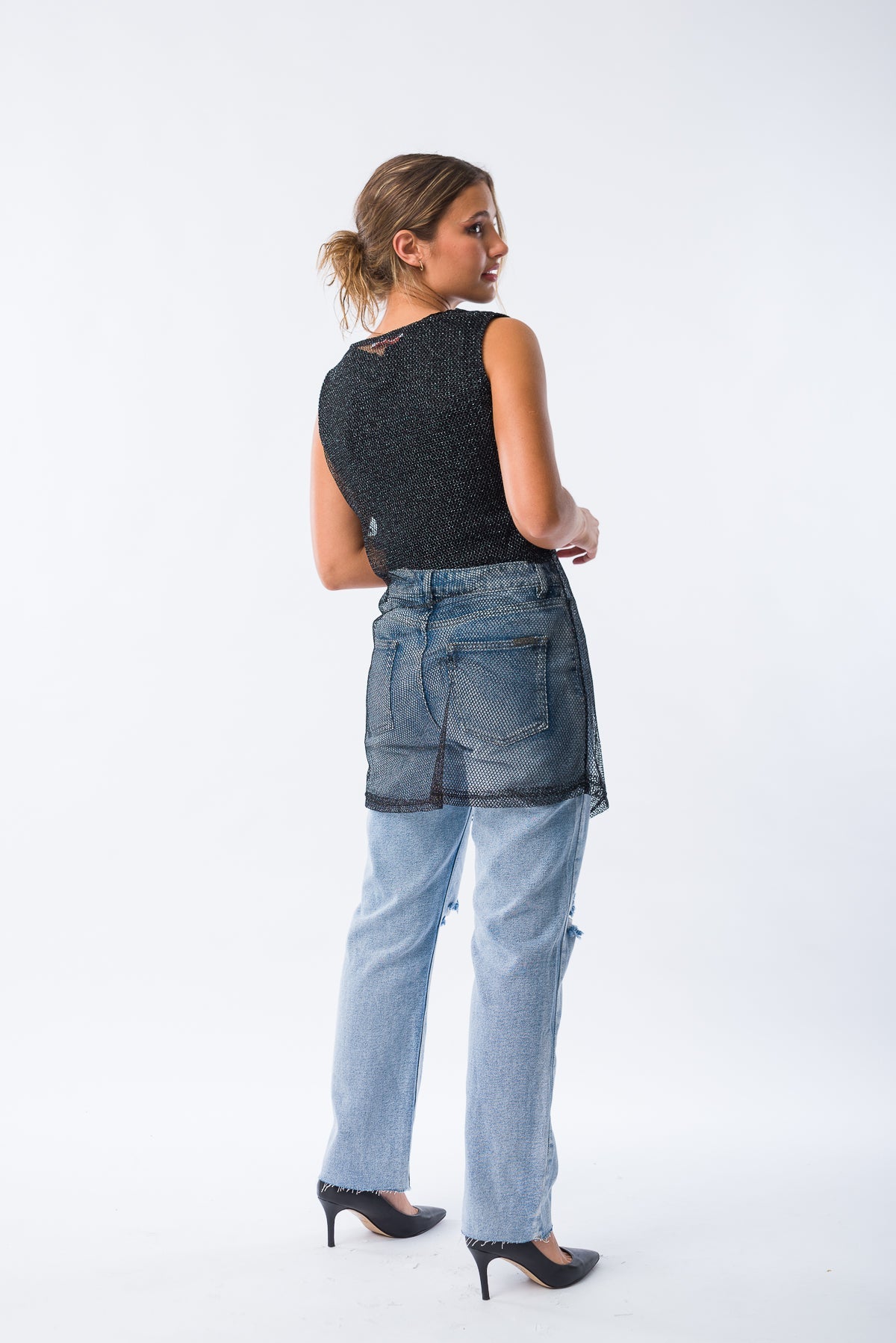 Vestido Oure Negro combinado con accesorios casuales