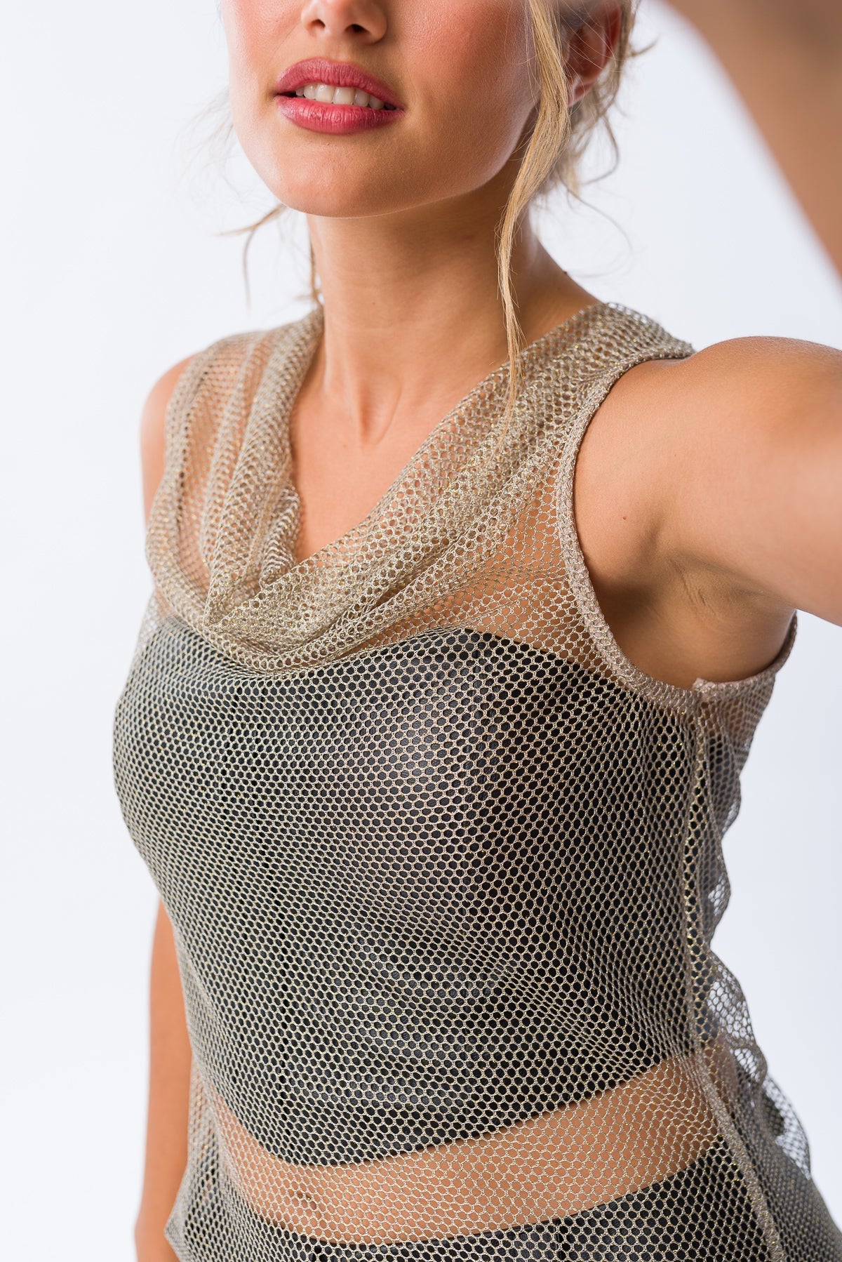 Vista posterior del vestido con corte recto y terminaciones prolijas