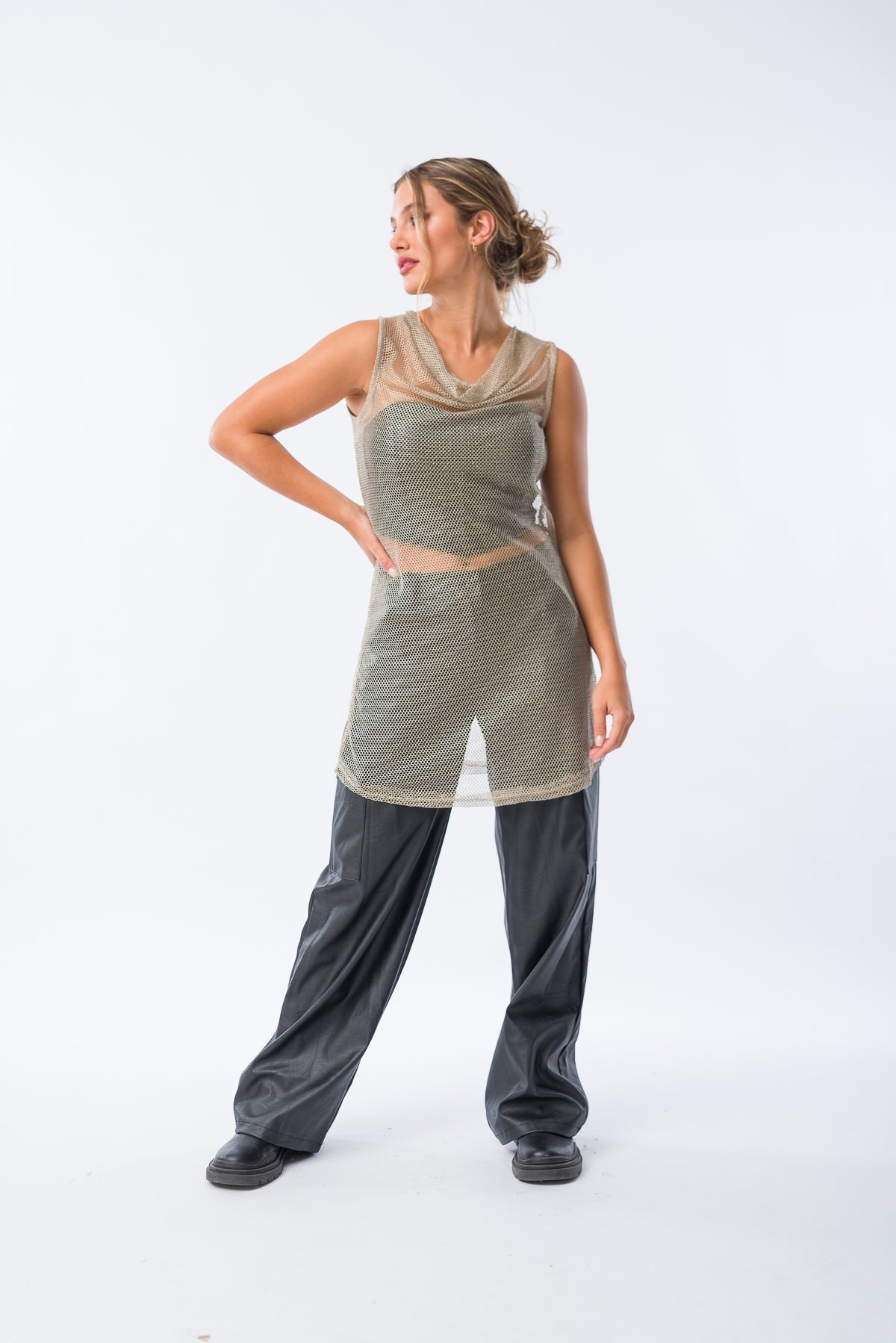 Detalle del tejido suave y diseño sin mangas del vestido