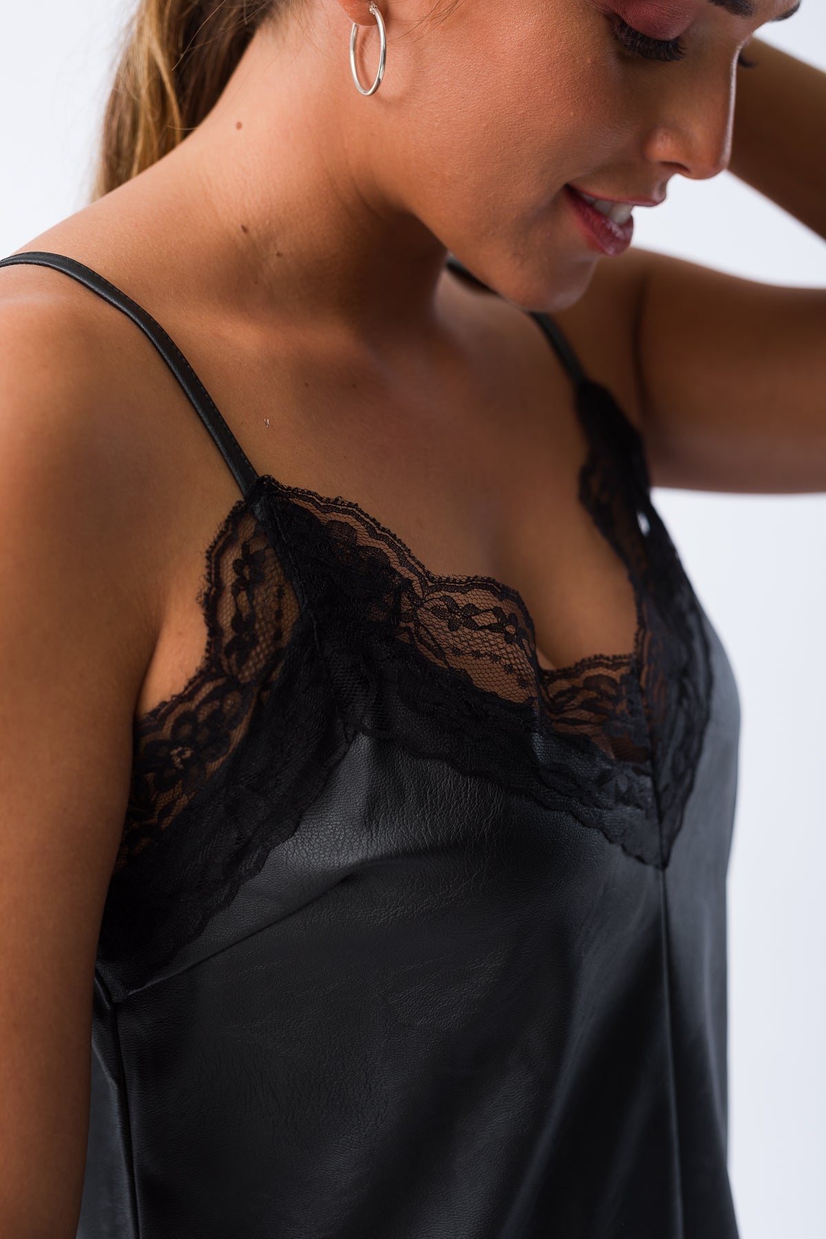 Vista posterior del Vestido Pele Negro con corte favorecedor