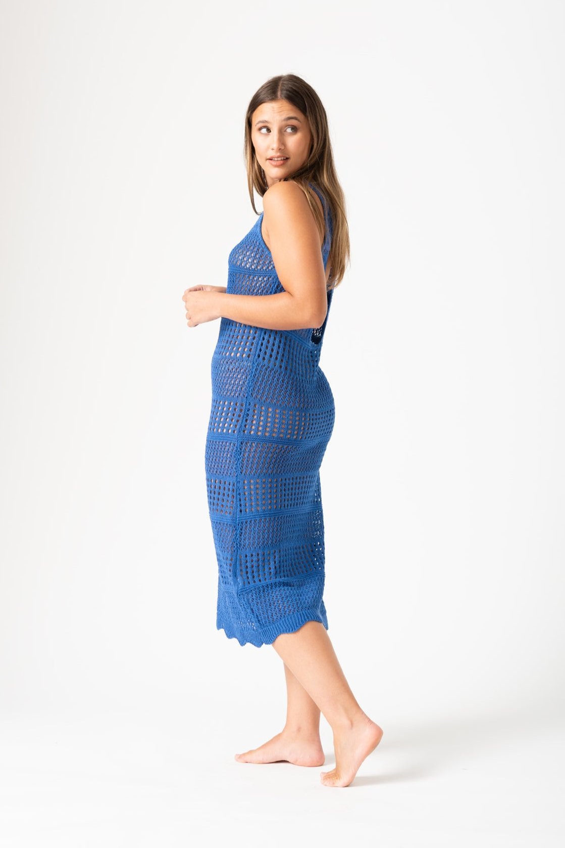 Vestido azul de Viviana Méndez con corte clásico y diseño elegante - vista frontal