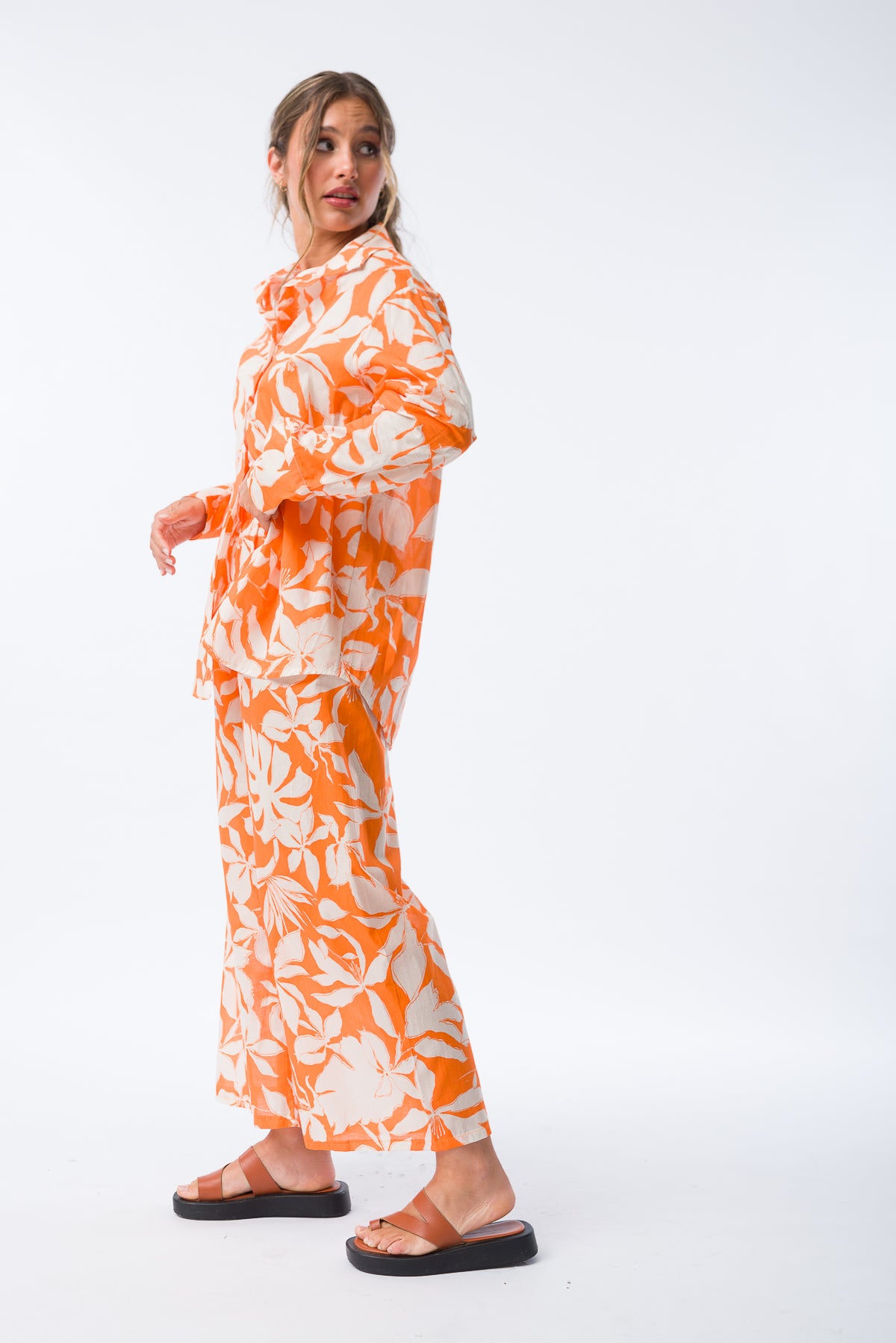 Palazzo Cami Naranja combinado con blusa blanca