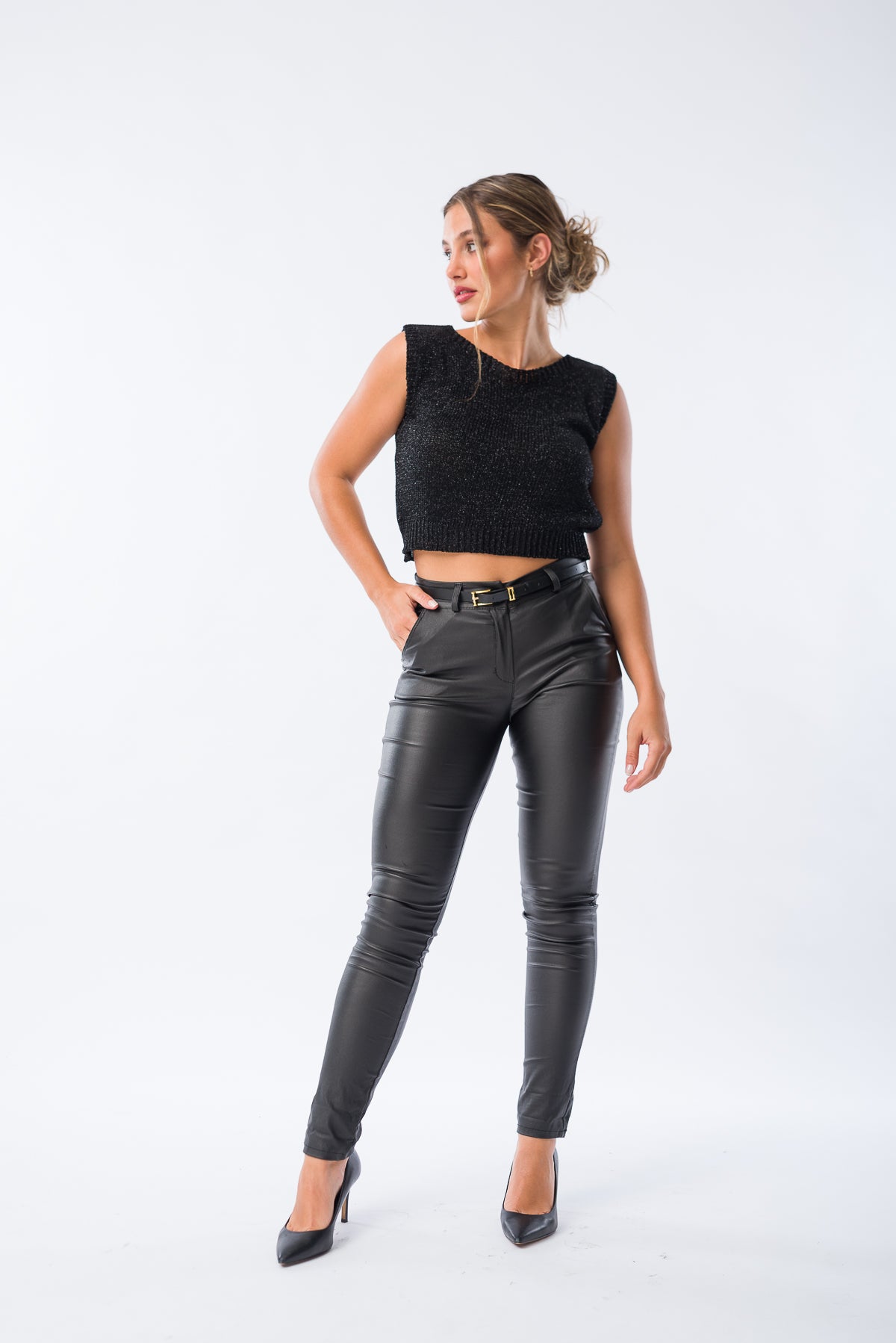 Musculosa Lina Negra en modelo de frente