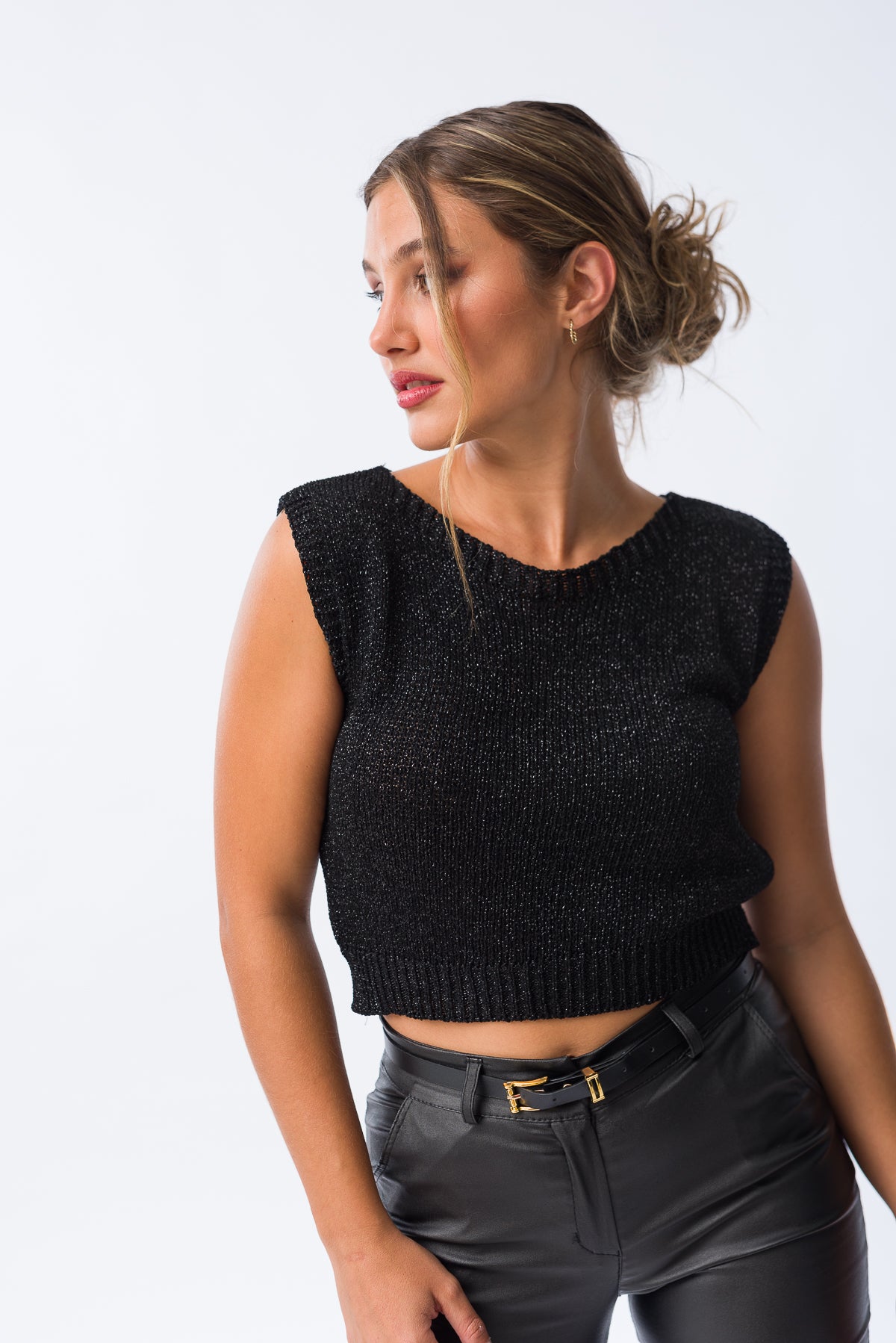Musculosa Lina Negra combinada con pantalones