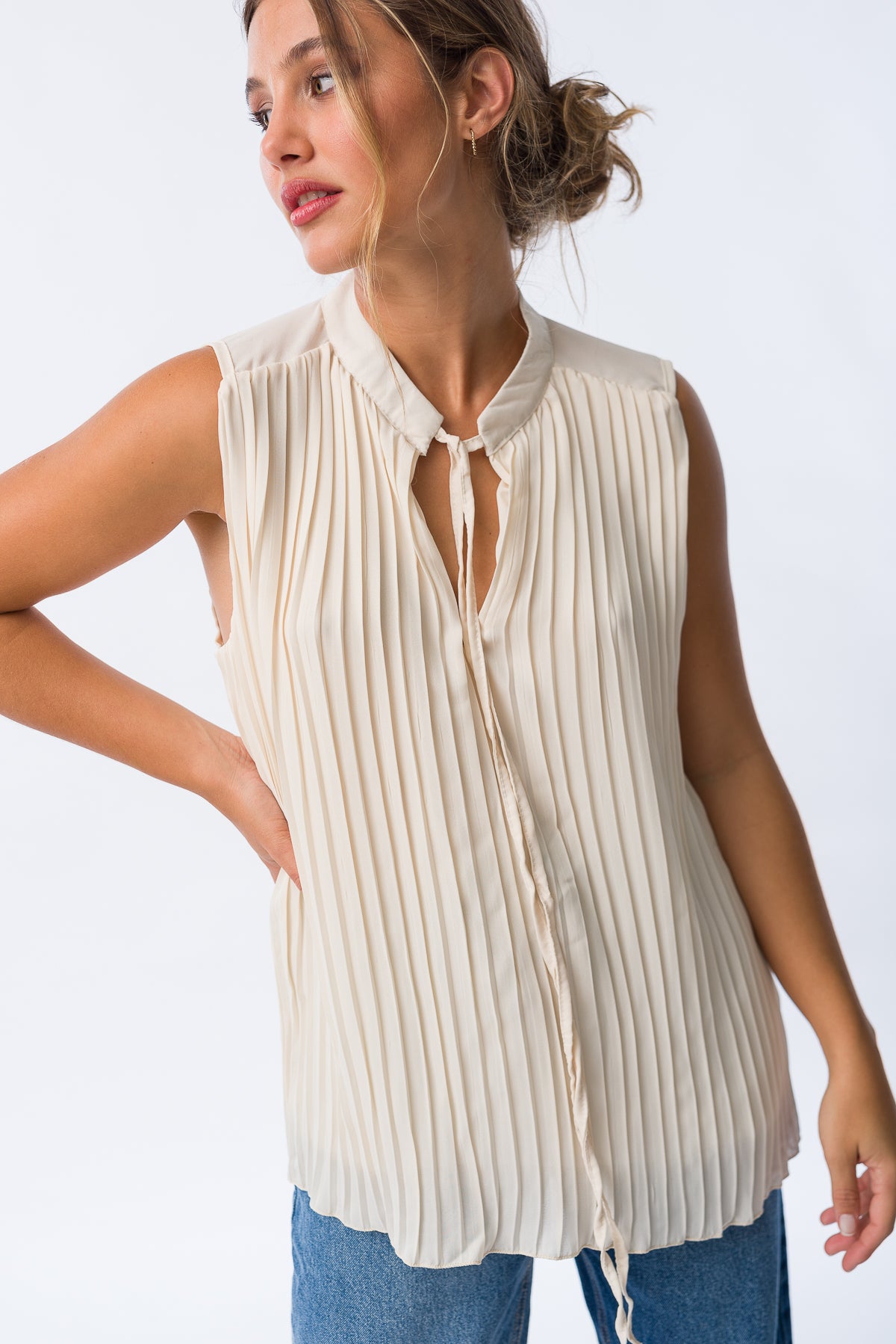 Detalle de diseño plisado en Blusa Plisse Blanca