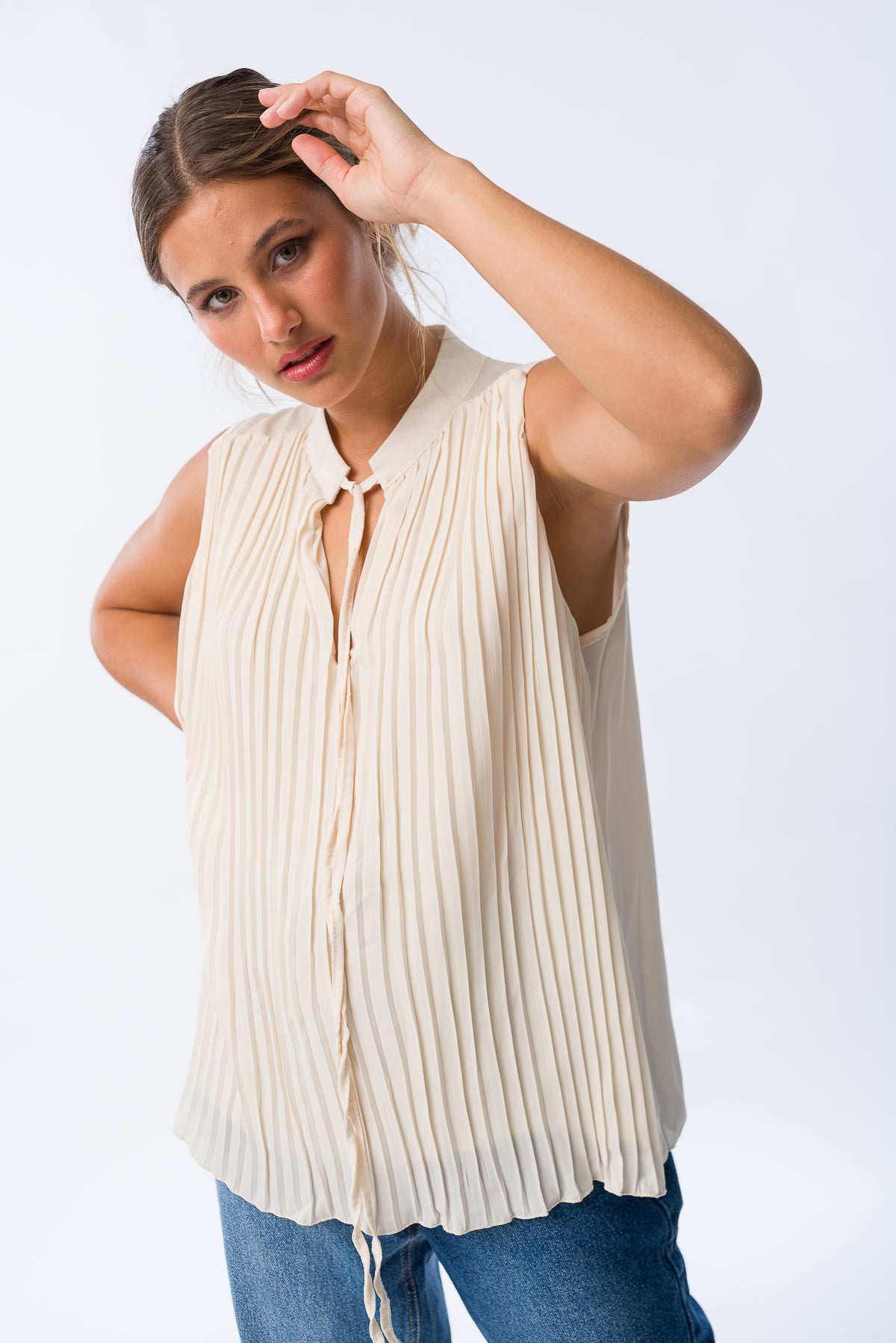 Blusa Plisse Blanca combinada con pantalones