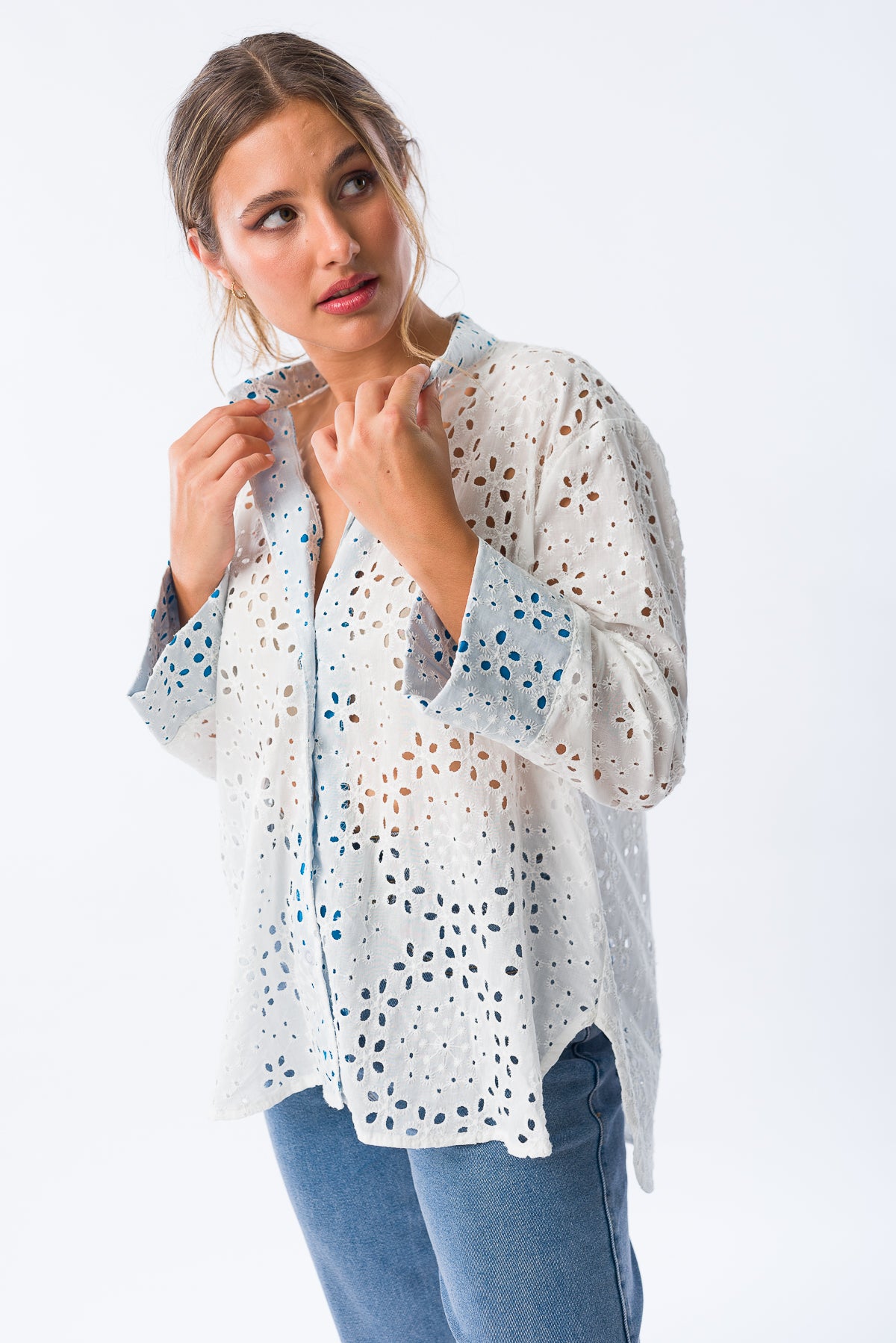 Camisa Viviana Blanca Azul detalle de manga