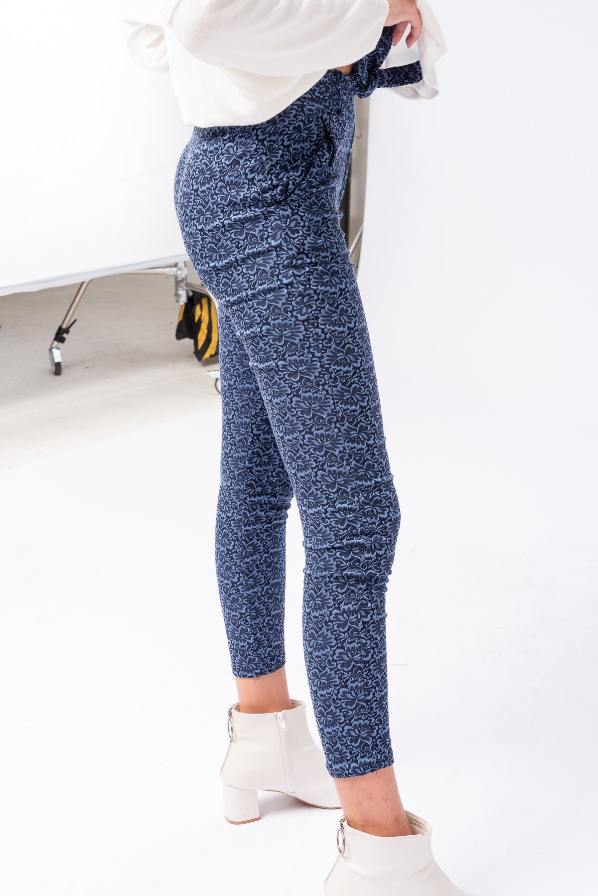 Pantalón Legato Jackard Floral | Pantalones | Viviana Méndez - Pantalón Legato Jackard Floral - Viviana Méndez