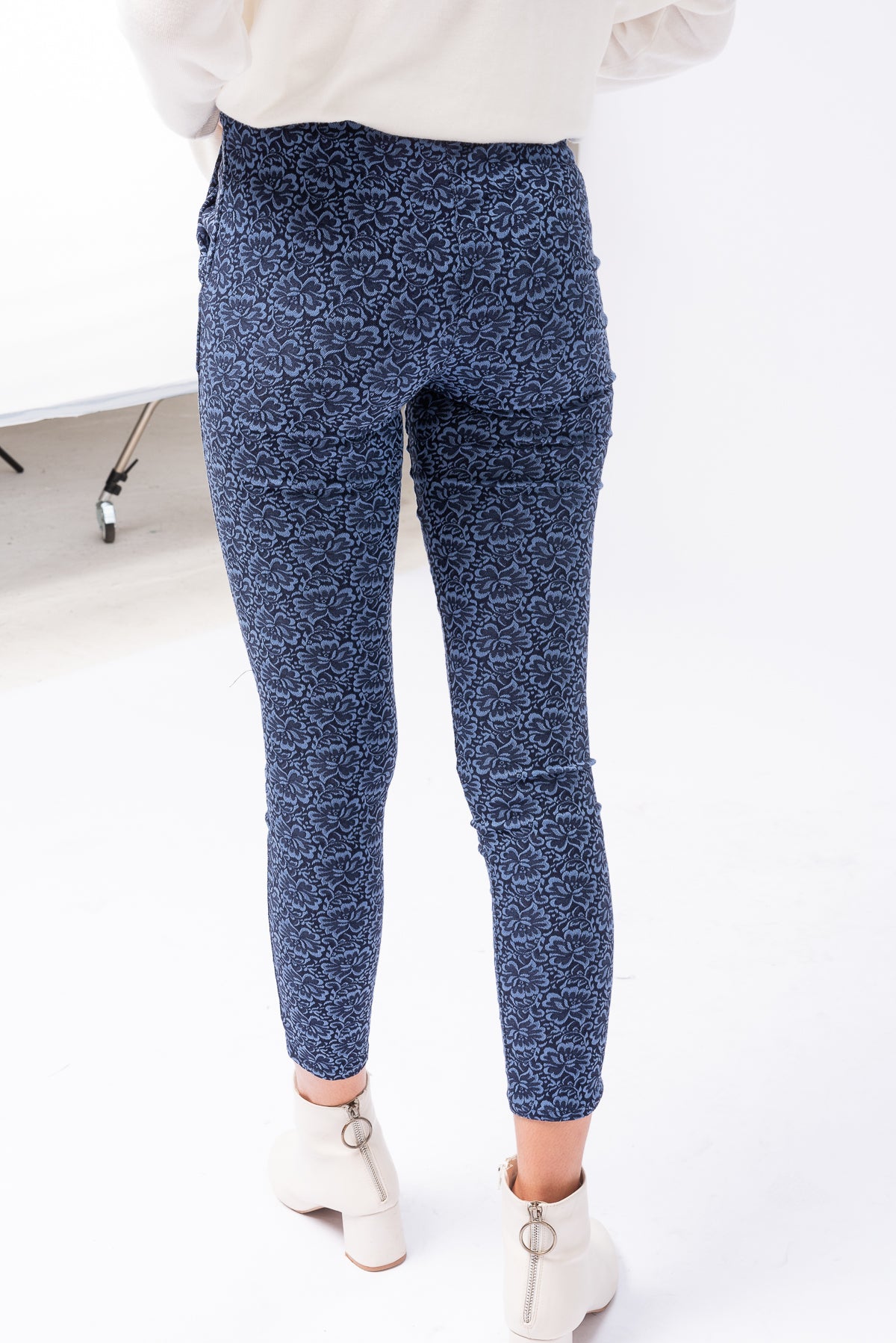 Pantalón Legato Jackard Floral | Pantalones | Viviana Méndez - Pantalón Legato Jackard Floral - Viviana Méndez