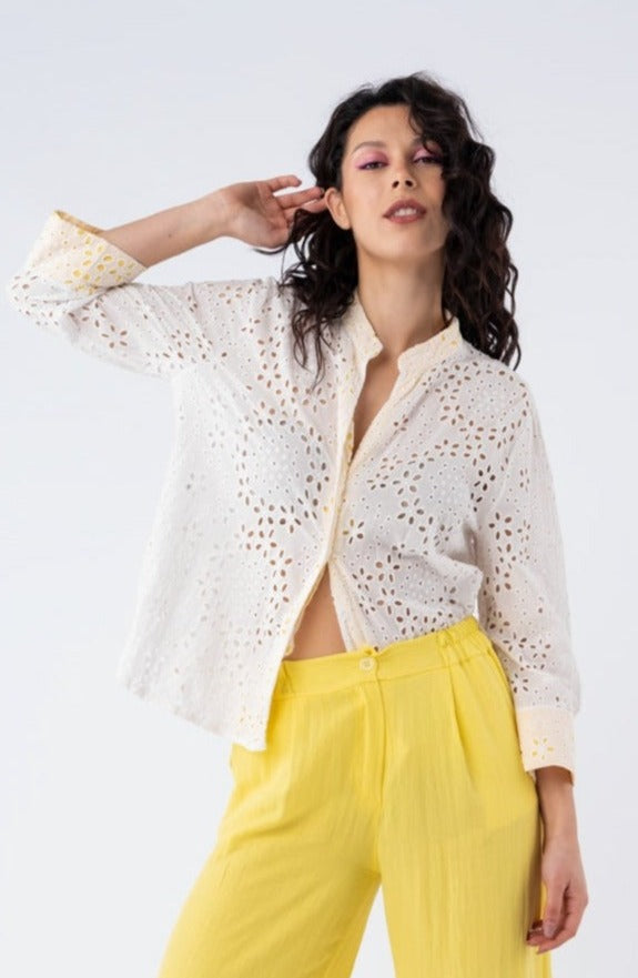 Camisa Viviana Blanca/Amarilla para mujer con diseño de broderie en algodón.