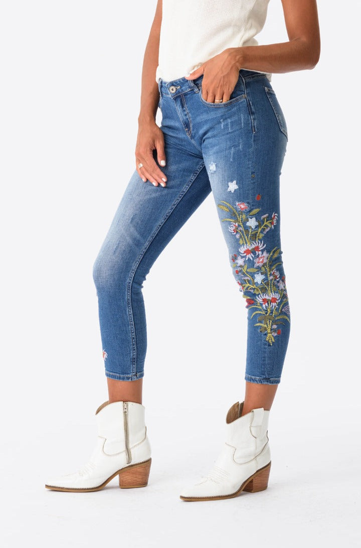 Vista de la textura y bordado posterior de los jeans