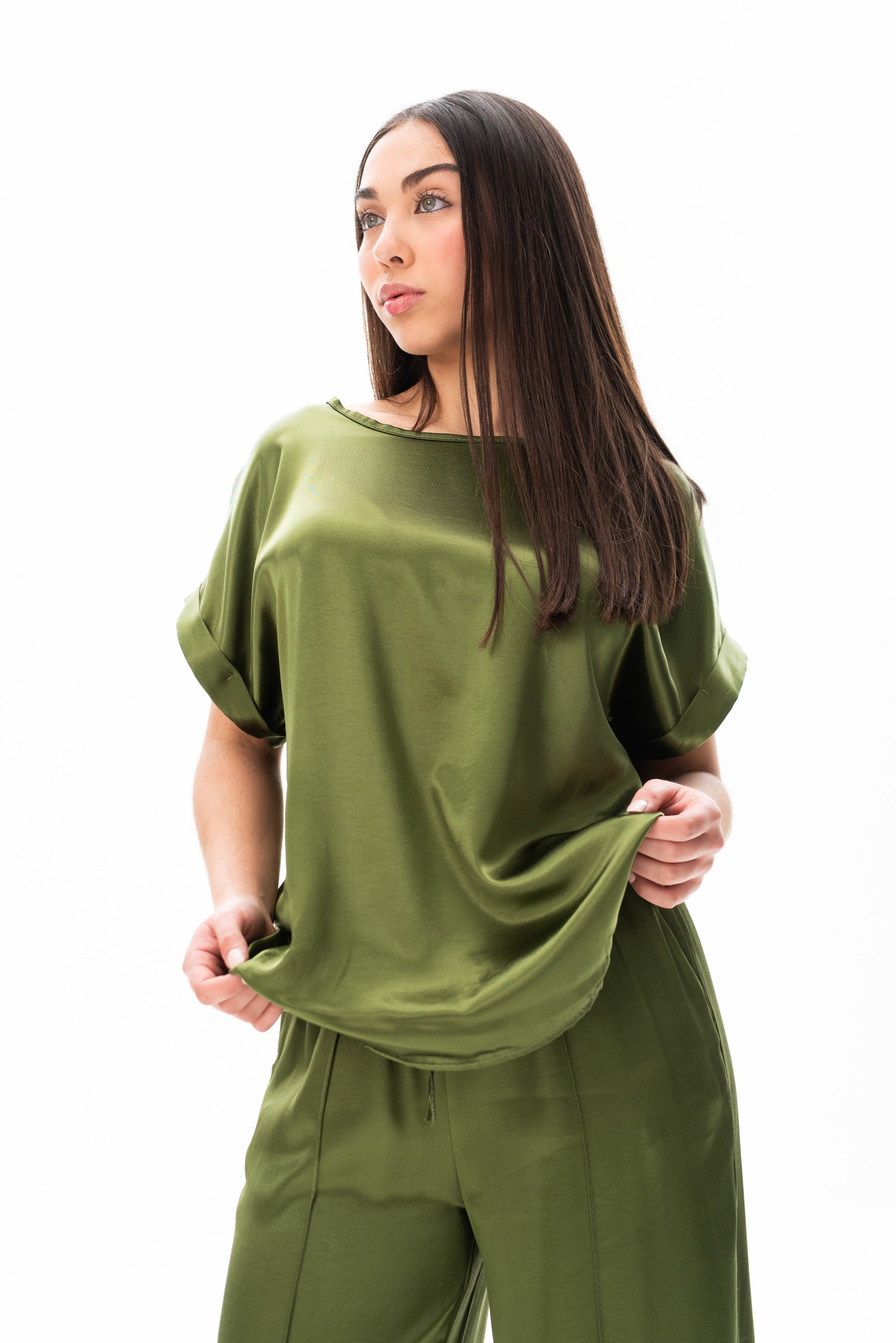 Blusa Flama Verde en estudio, vista frontal