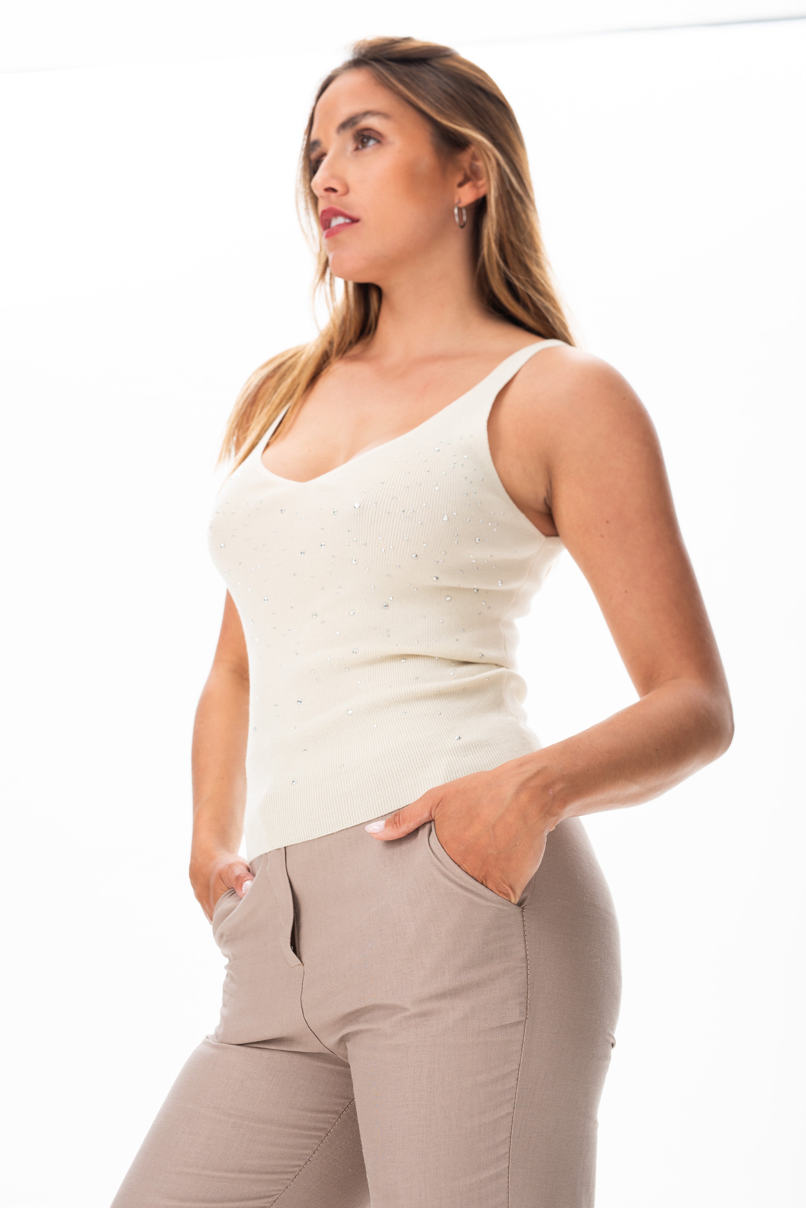 Musculosa Luna Beige de Viviana Méndez en estudio