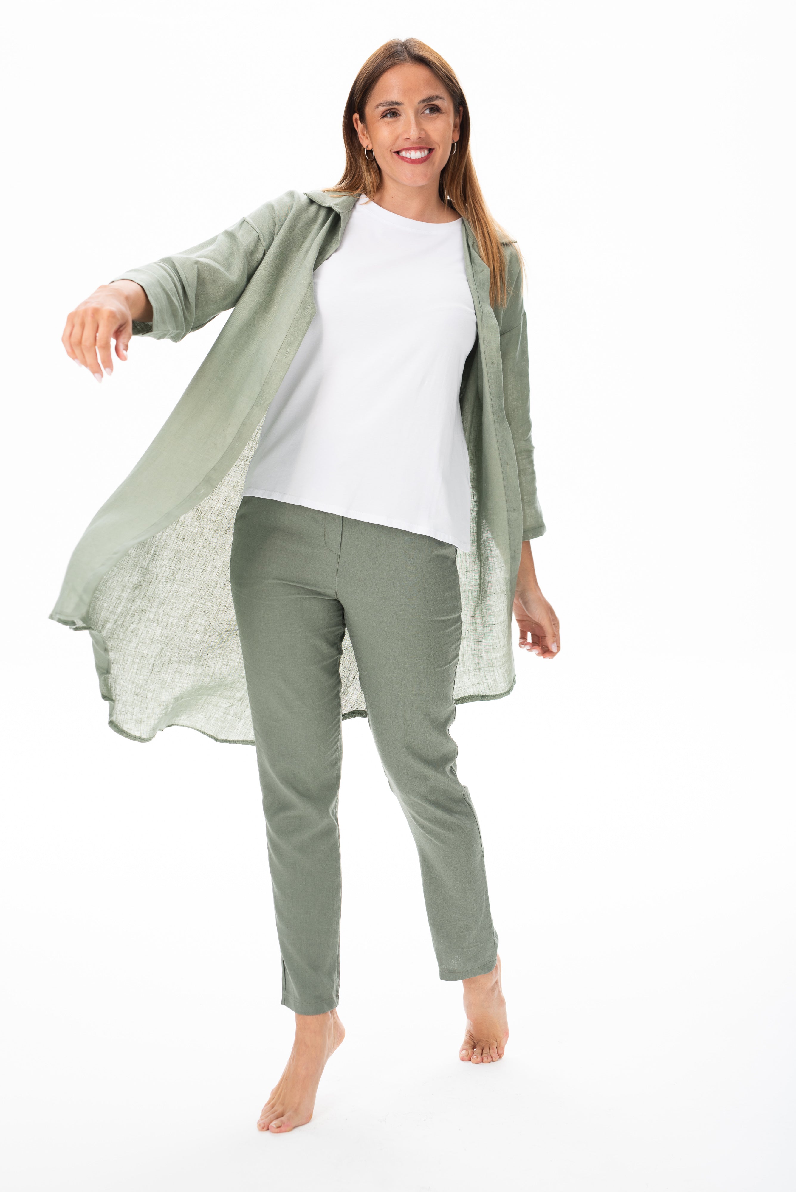 Camisola Lucila Verde Caqui en pose casual