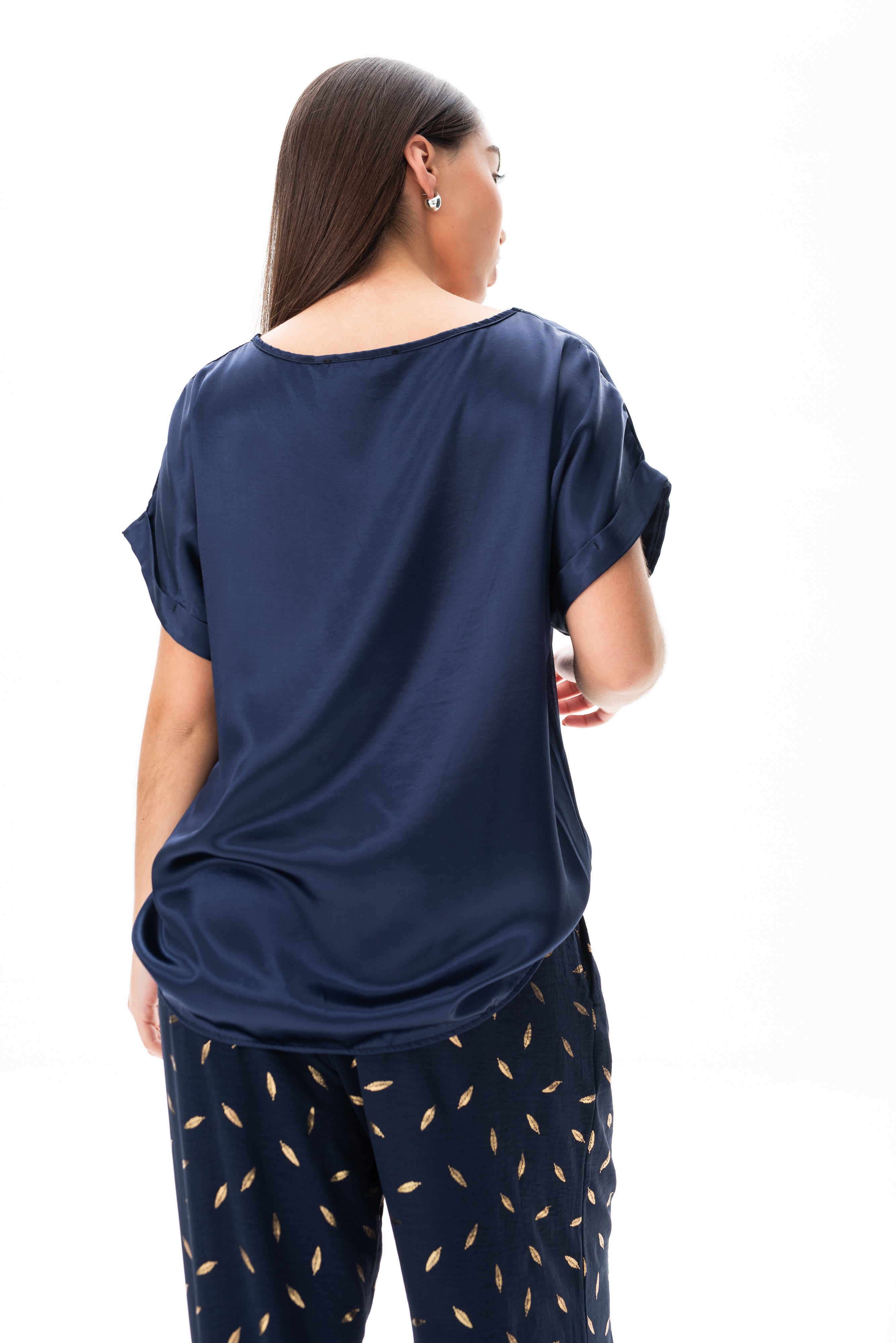 Vista lateral de la Blusa Flama Azul mostrando el escote sutil