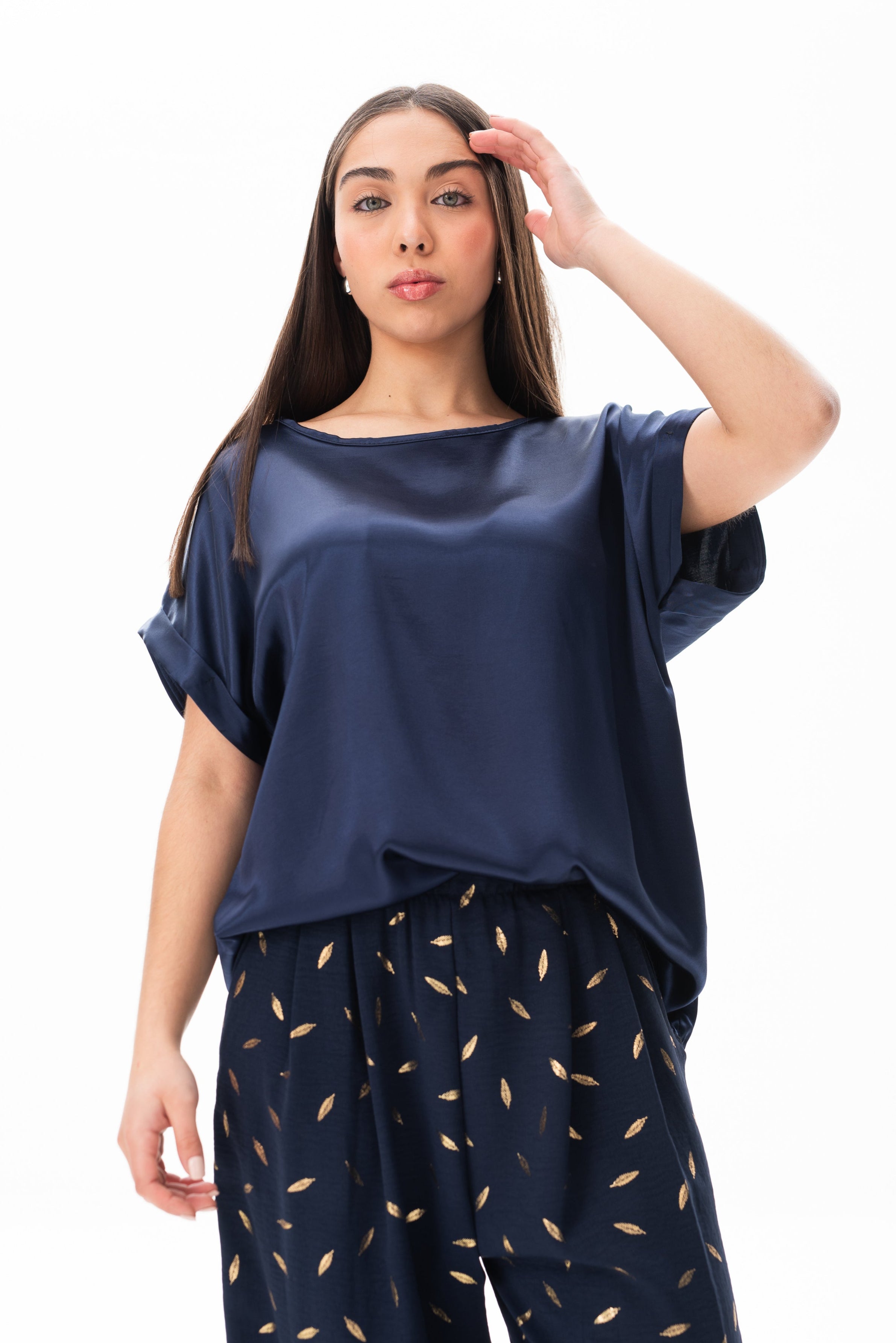 Blusa Flama Azul en un fondo claro mostrando su diseño vibrante