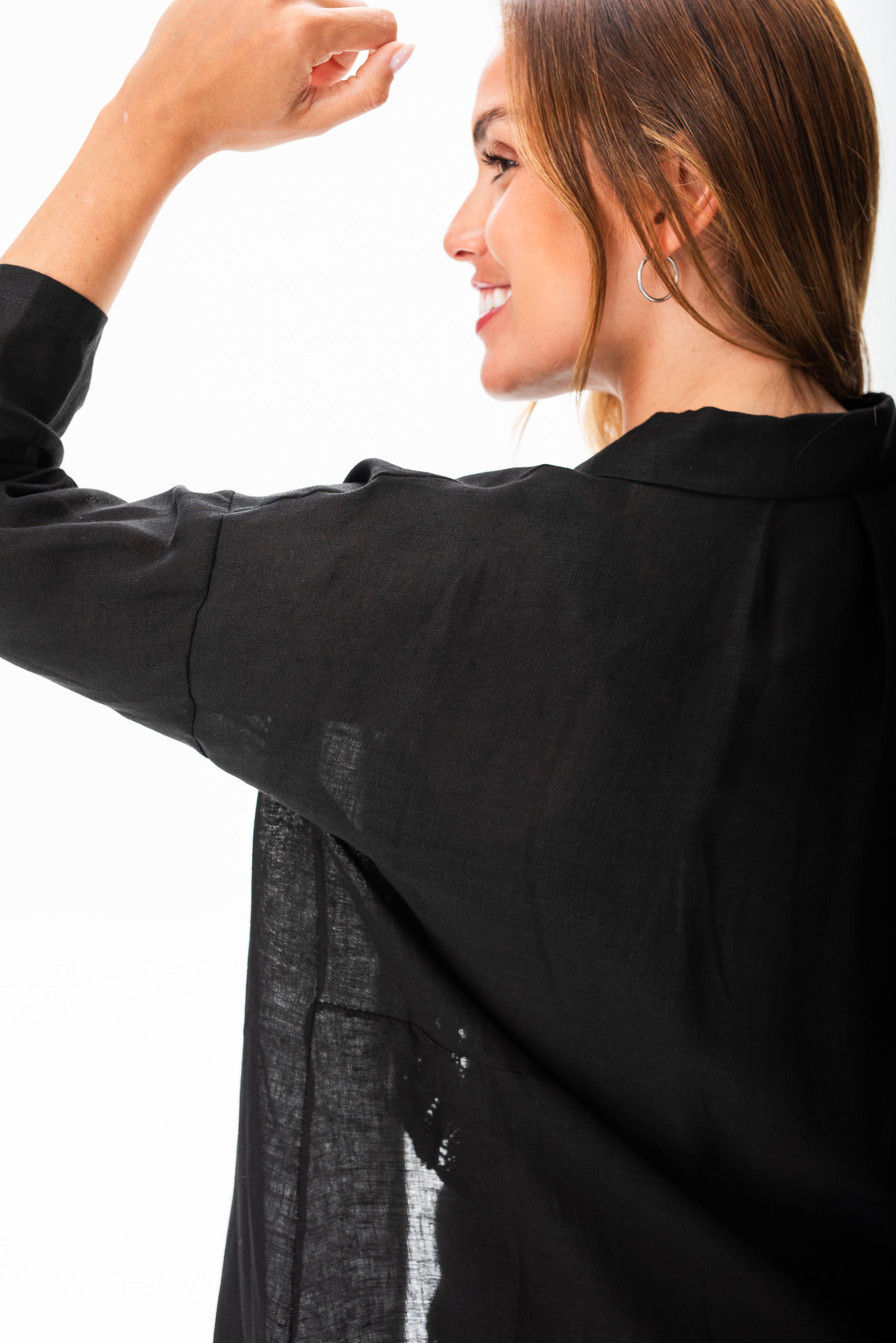 Detalle de la Camisola Lucila Negra en uso