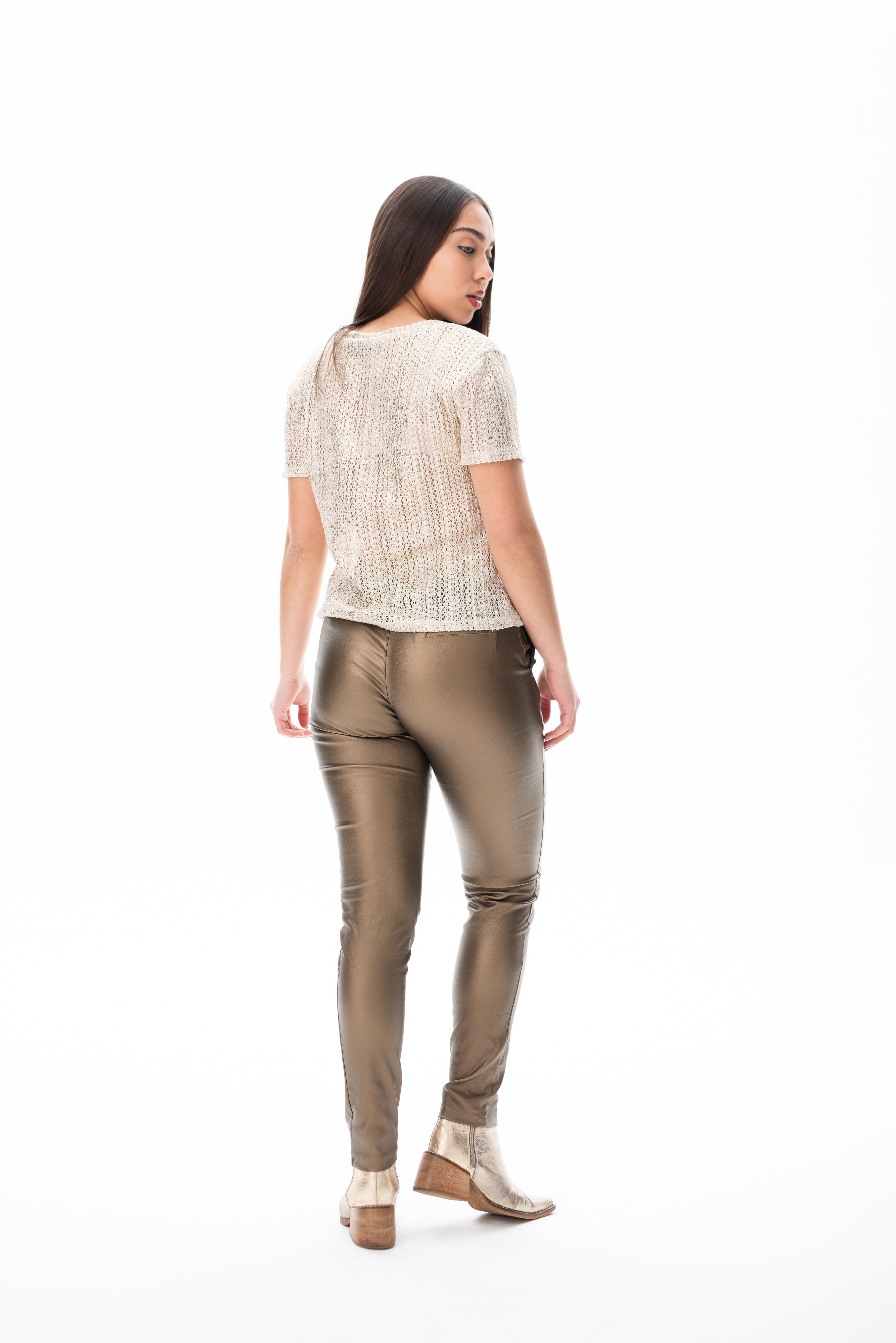 Blusa Stella Oro en fondo blanco, detalle del tejido