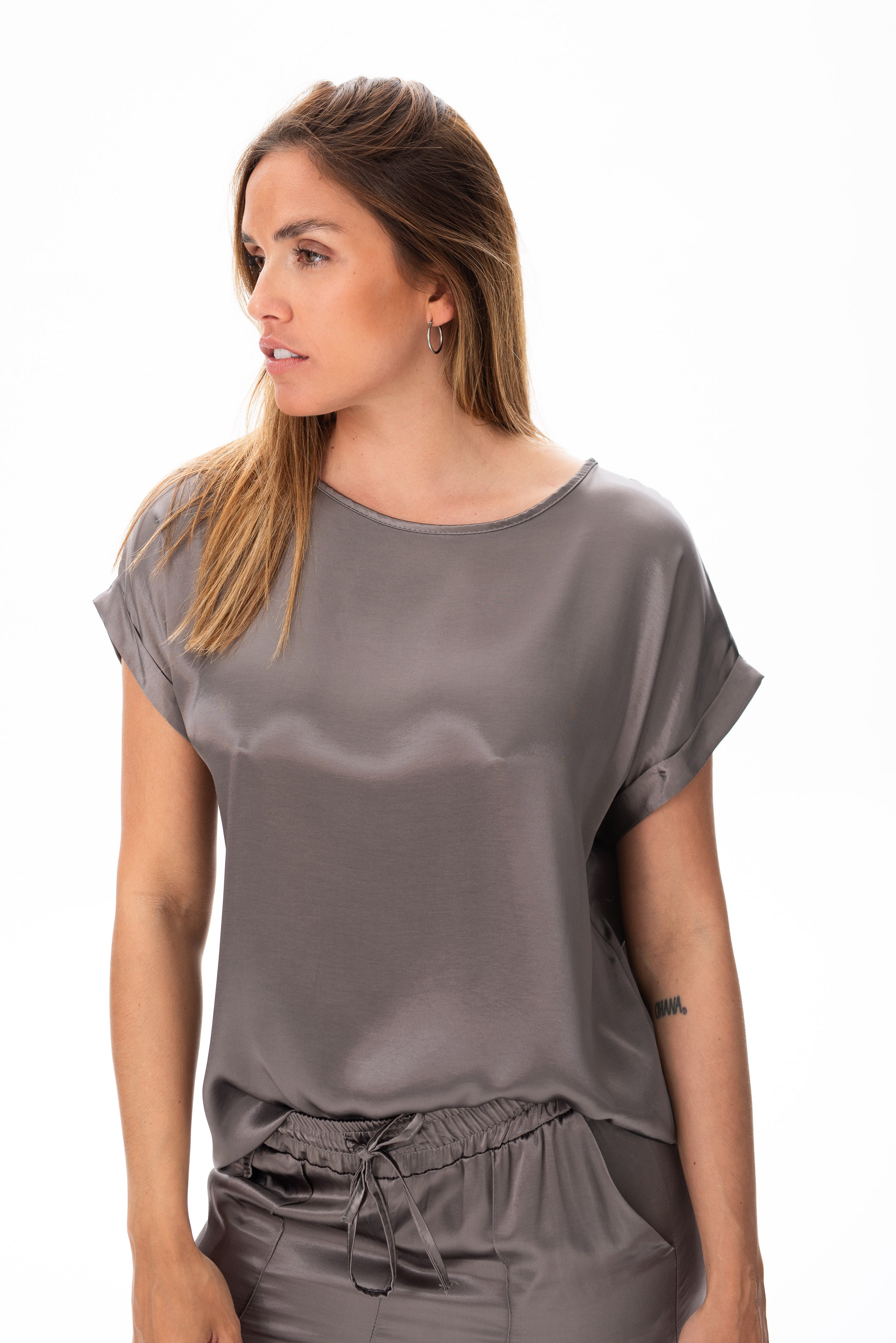 Blusa Flama Gris en estudio de moda