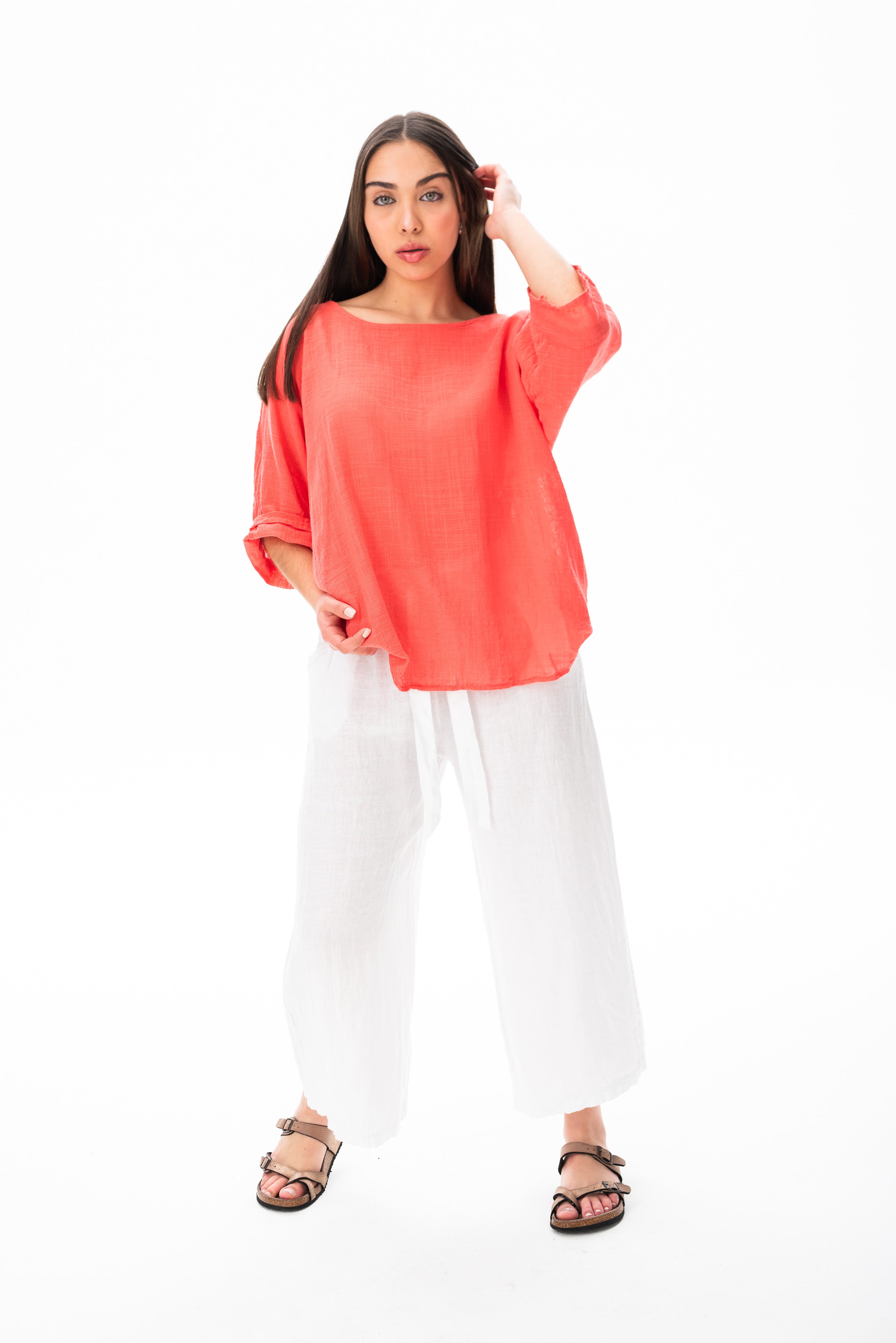 Combinación de Blusa Básica Coral con pantalones claros