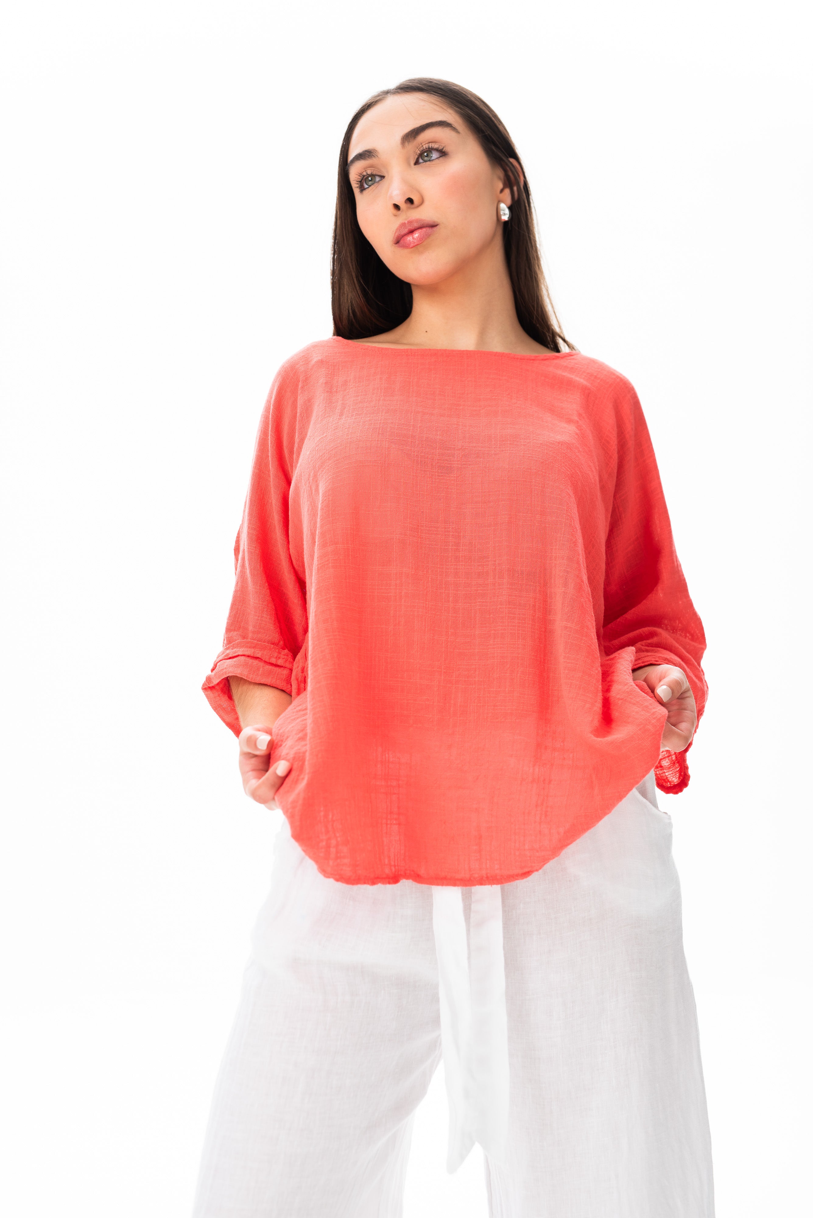 Modelo luciendo Blusa Básica Coral en estudio