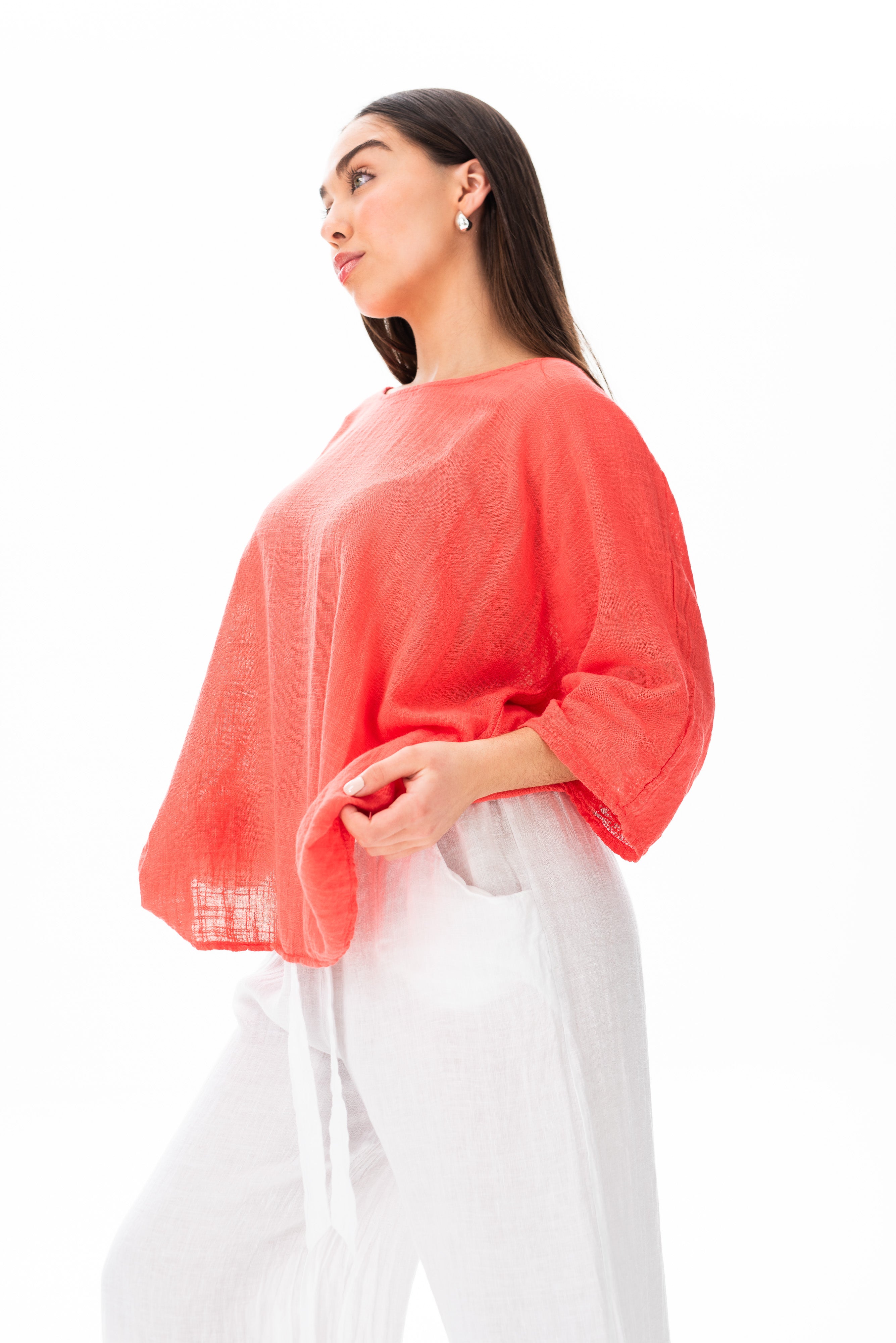 Detalle del escote y textura de la Blusa Básica Coral