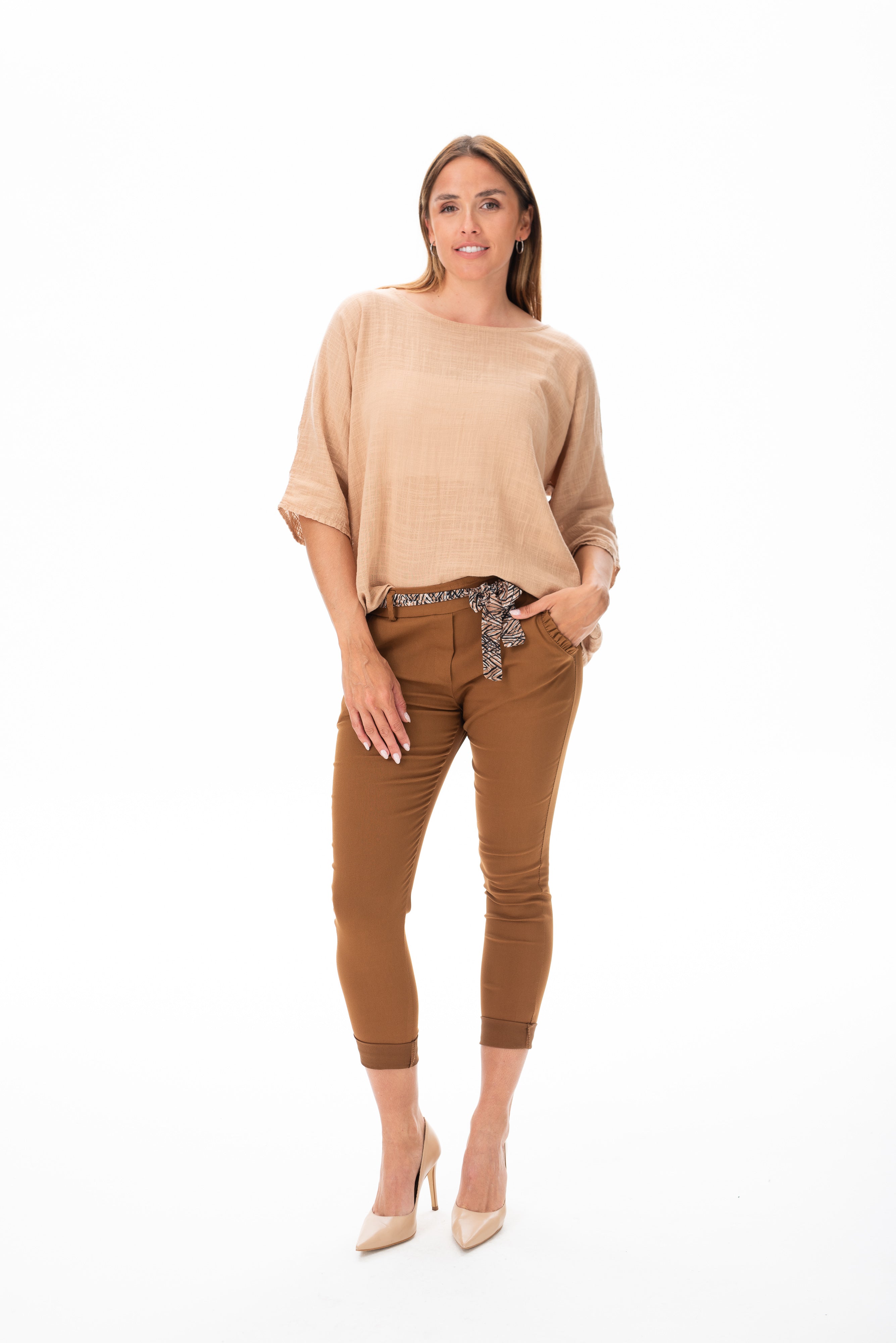 Vista lateral de la Blusa Básica Camel destacando su caída ligera