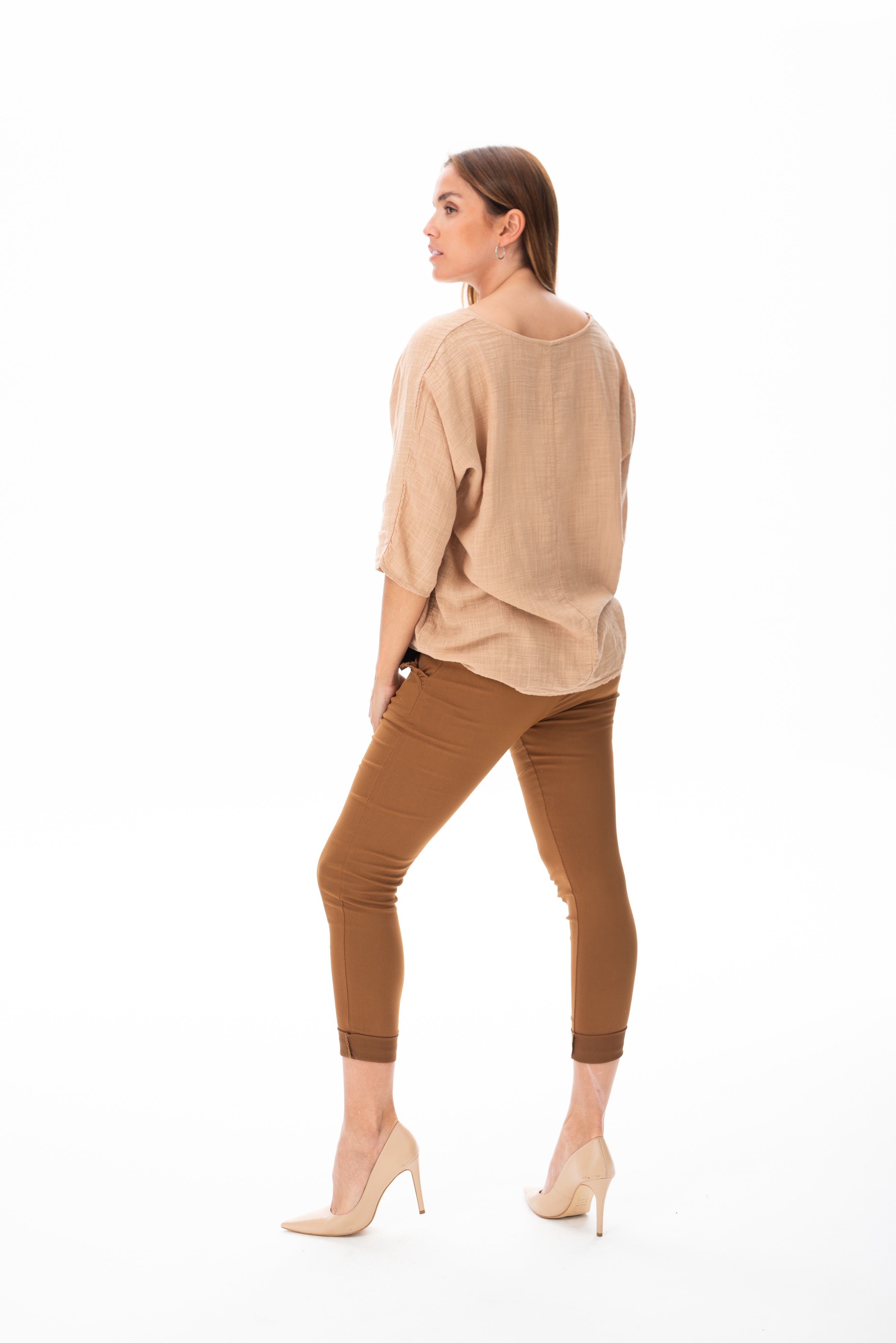 Blusa Básica Camel combinada con accesorios minimalistas