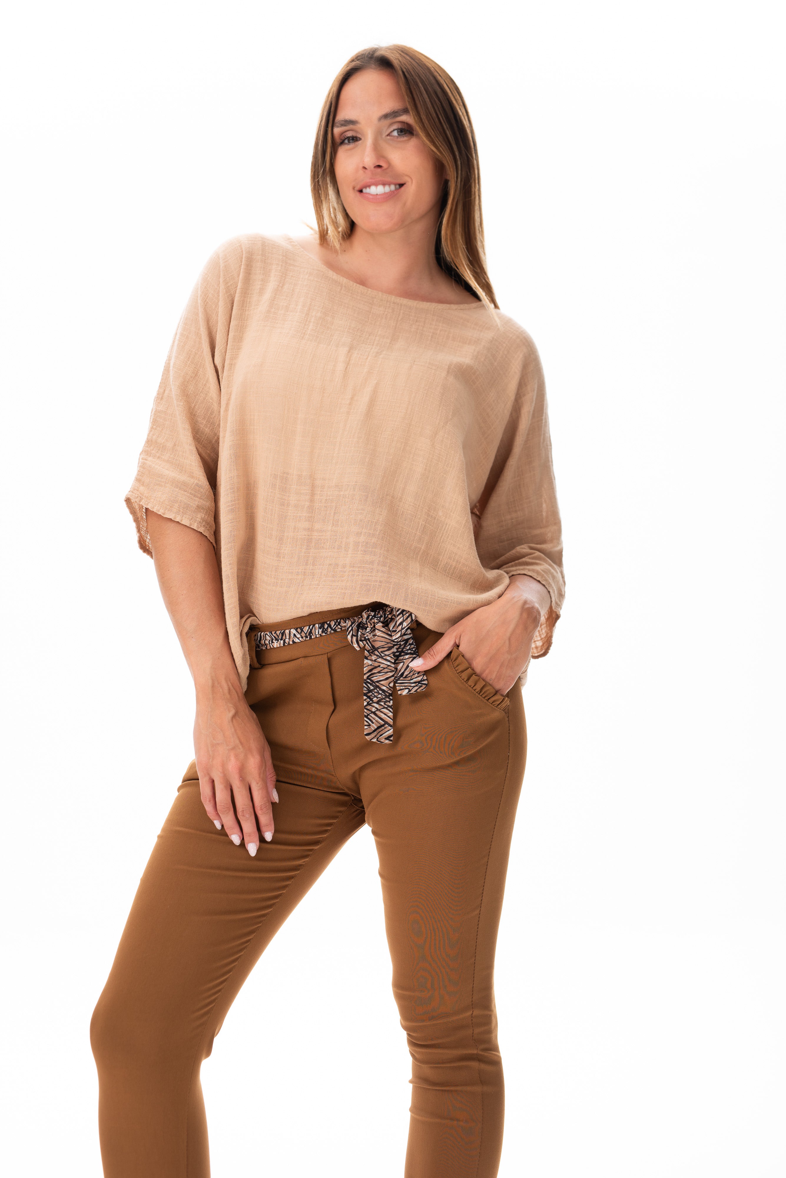 Detalle de la Blusa Básica Camel mostrando el escote sutil