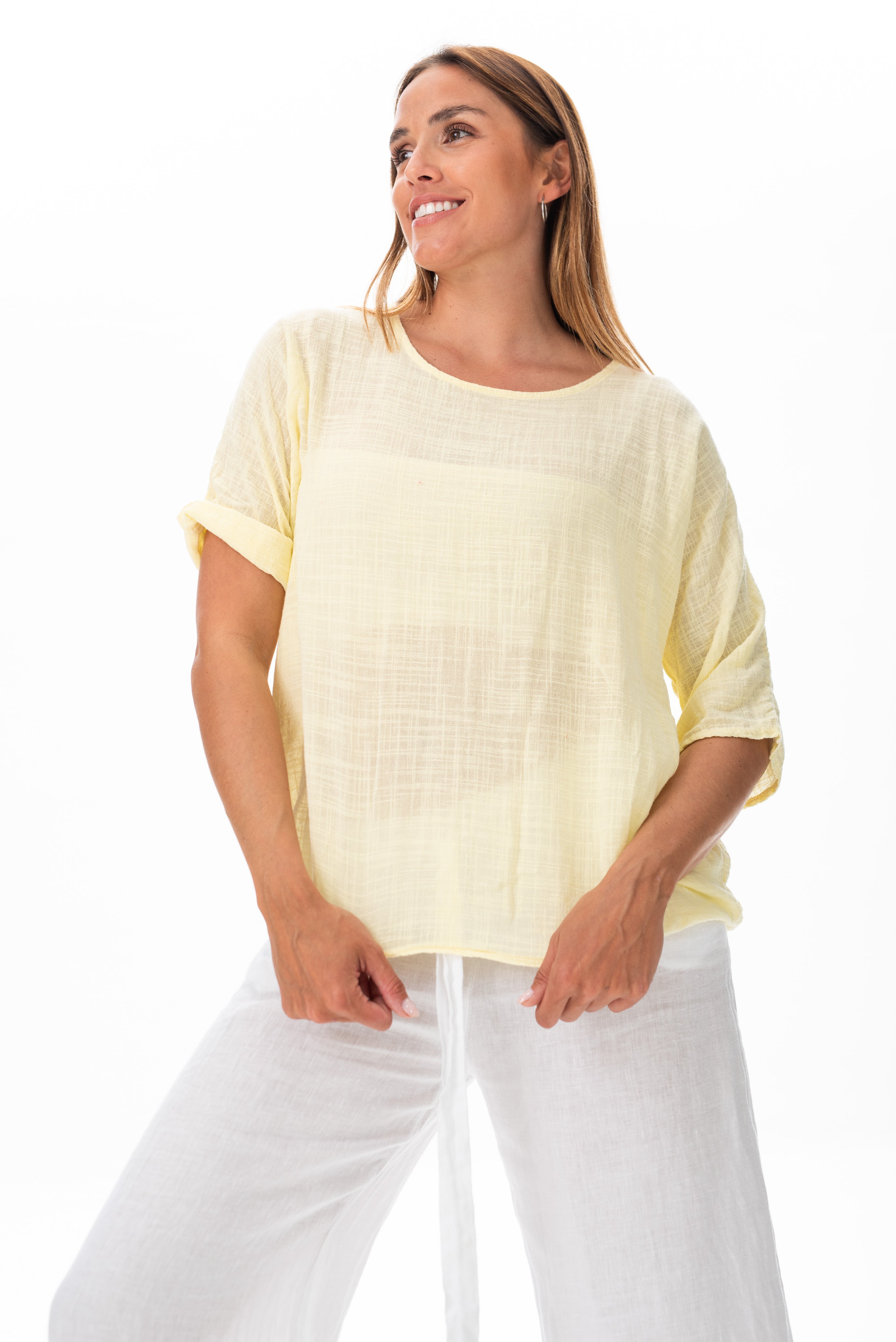 Blusa Básica Manteca en un look casual