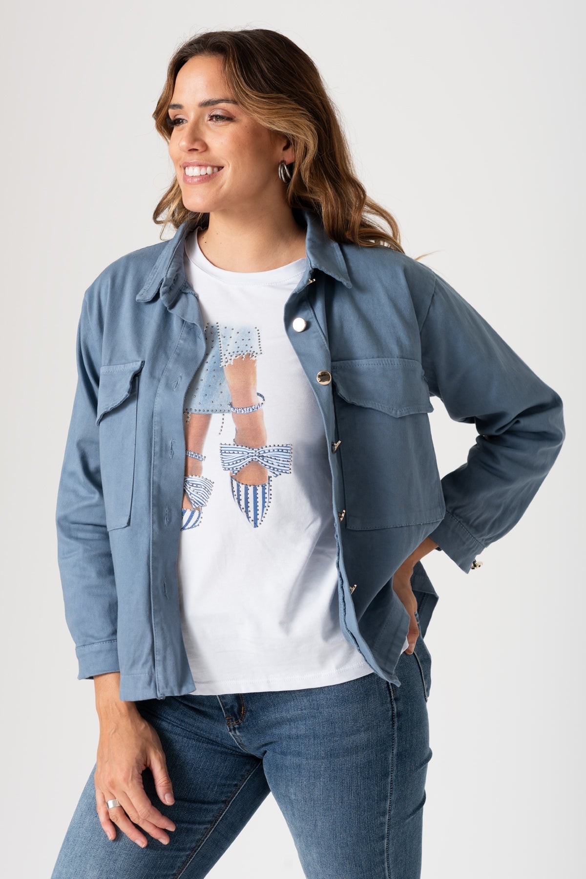 Detalle del material suave y caída ligera de la Remera Incro